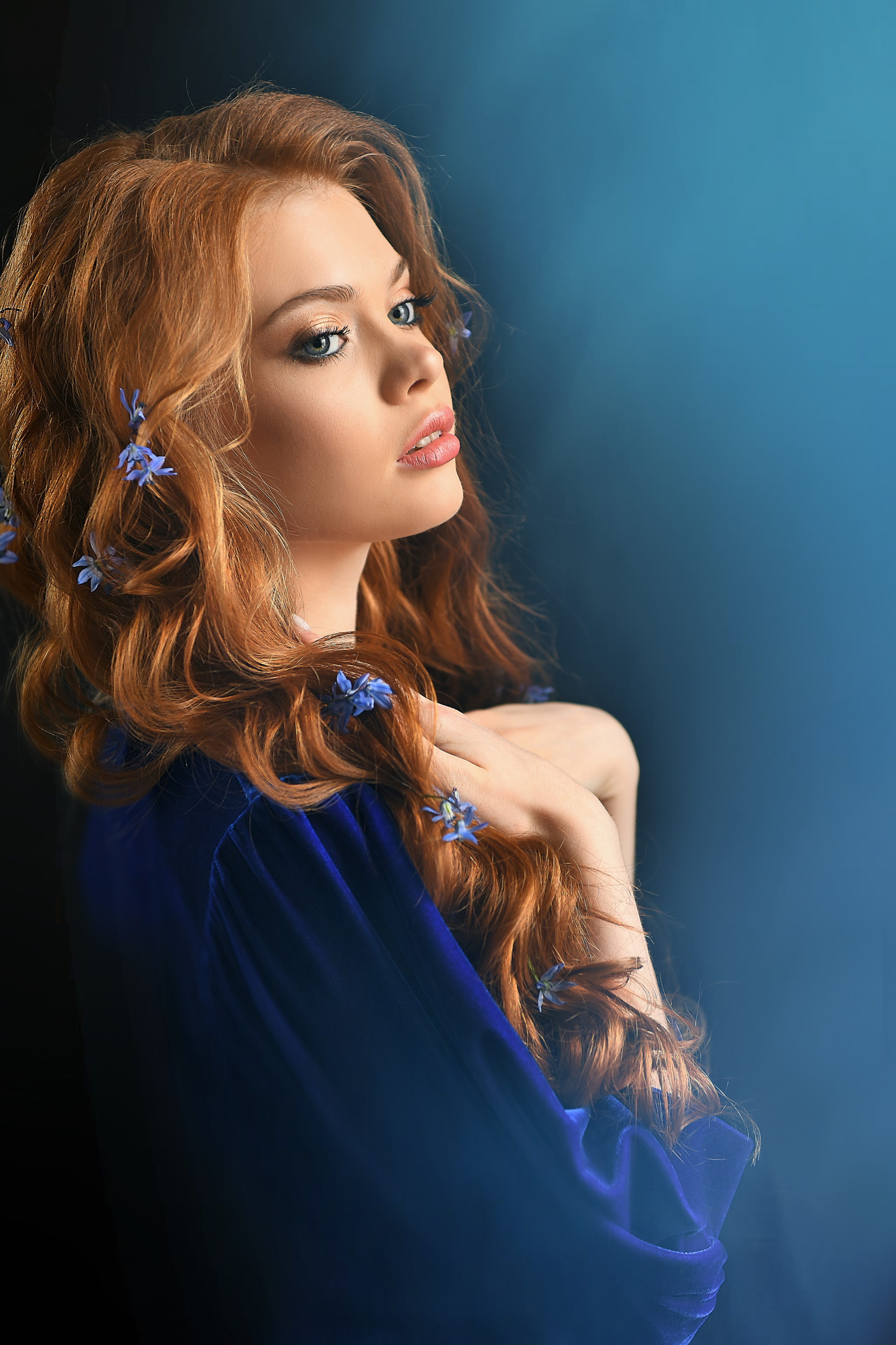 Марина. Студийный портрет с подснежниками. Портретный и контент фотограф в Воронеже Елена Николайчик