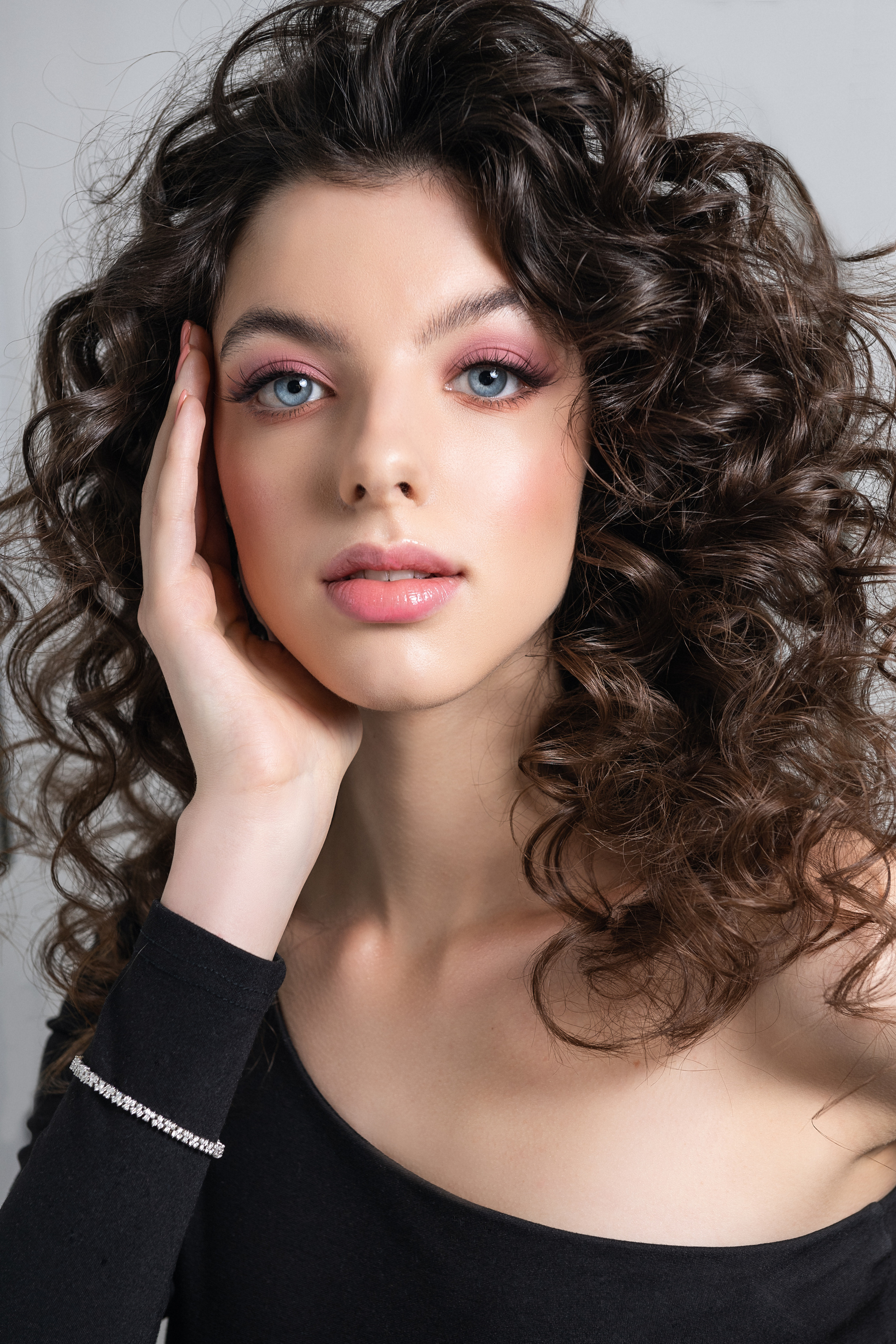 Софья. Съёмка контента для соцсетей визажиста и стилиста по волосам. Портретный и контент фотограф в Воронеже Елена Николайчик