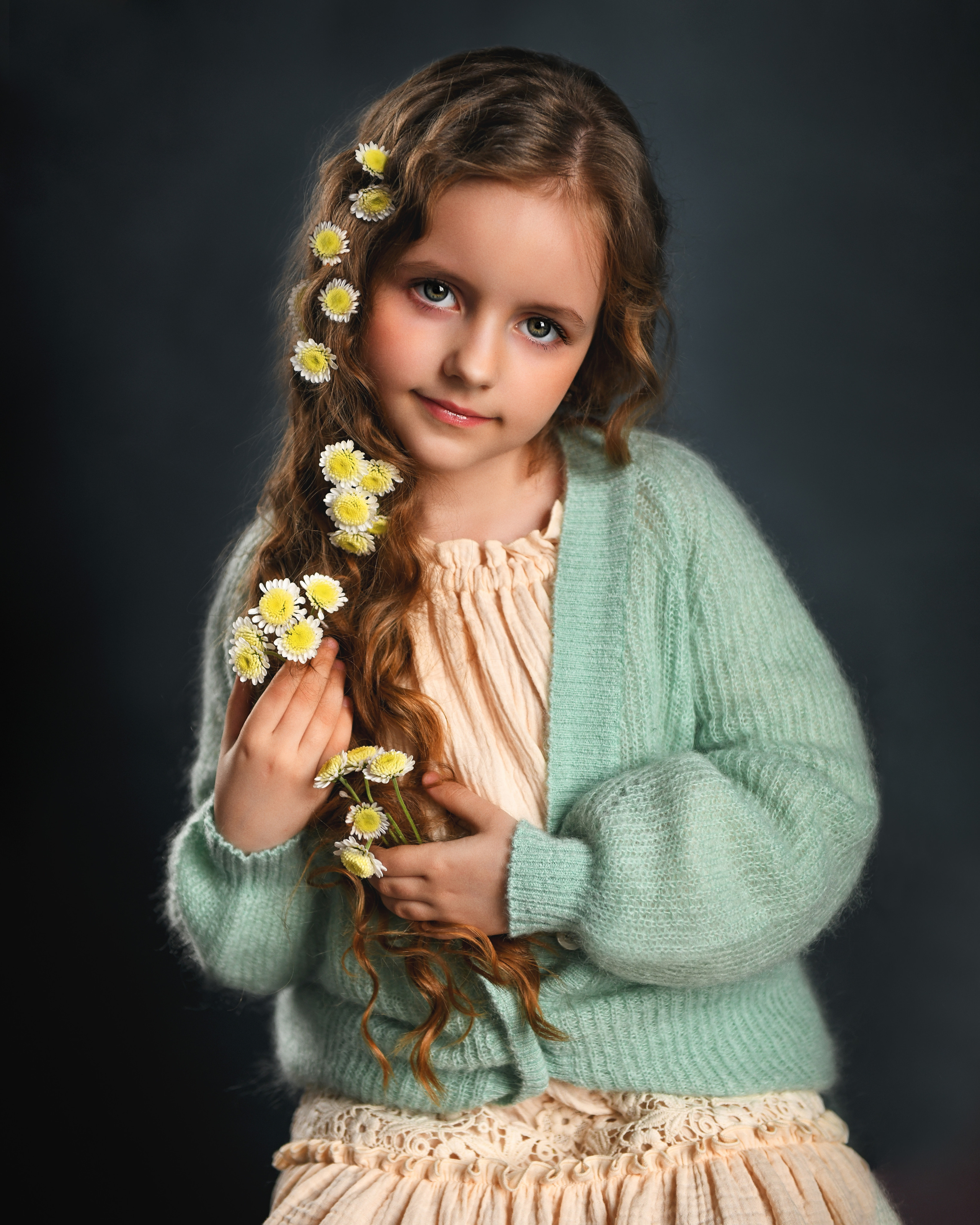 Полина. Студийный портрет с первоцветами. Портретный и контент фотограф в Воронеже Елена Николайчик