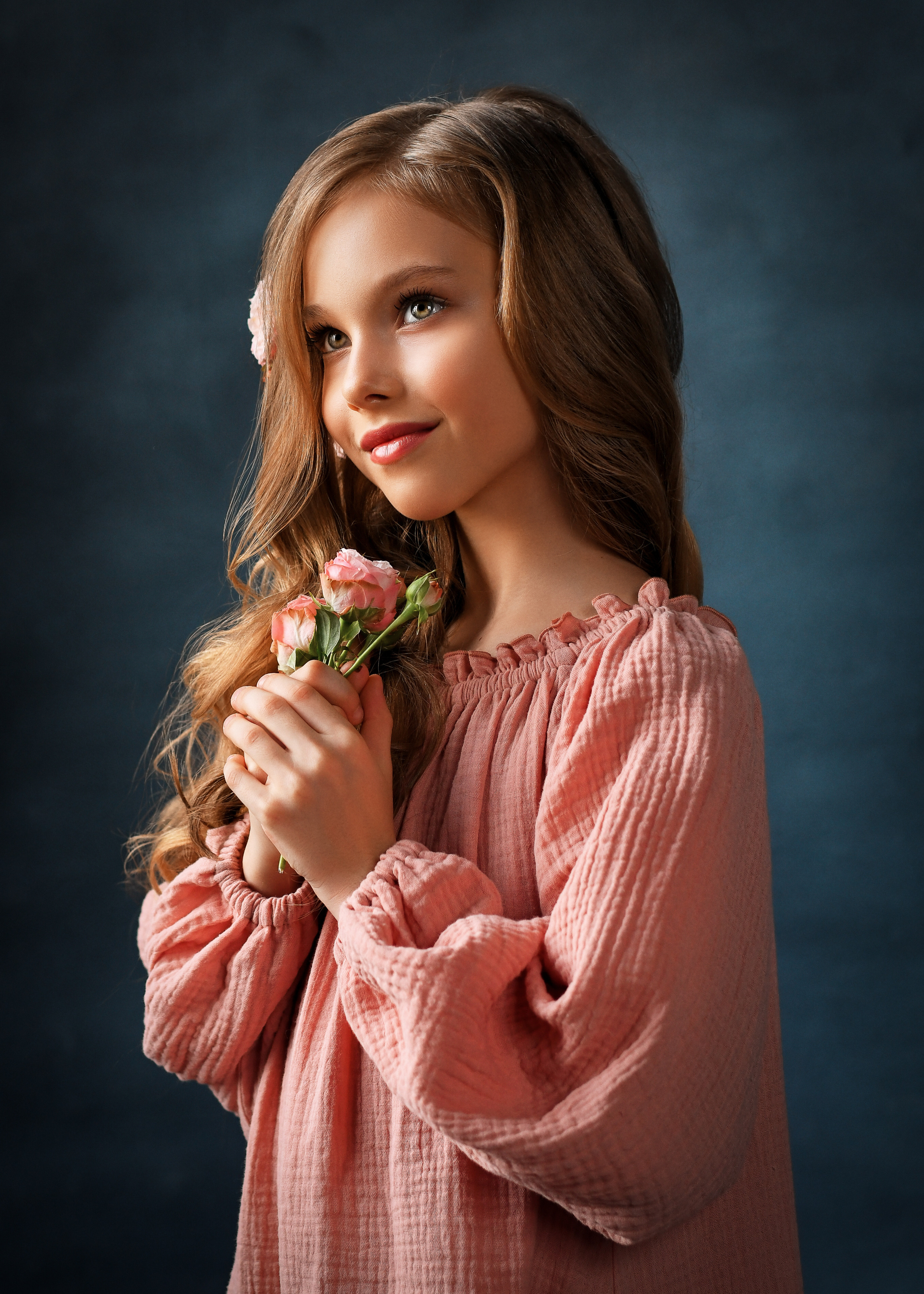 Юлия. Студийный портрет с цветами. Портретный и контент фотограф в Воронеже Елена Николайчик