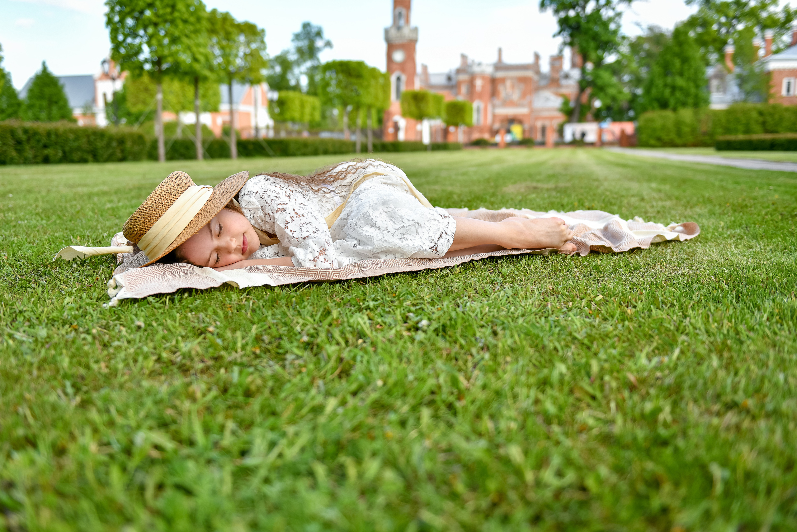 Александра и Юлиана. Замок Ольденбургских, Рамонь. Портретный и контент фотограф в Воронеже Елена Николайчик