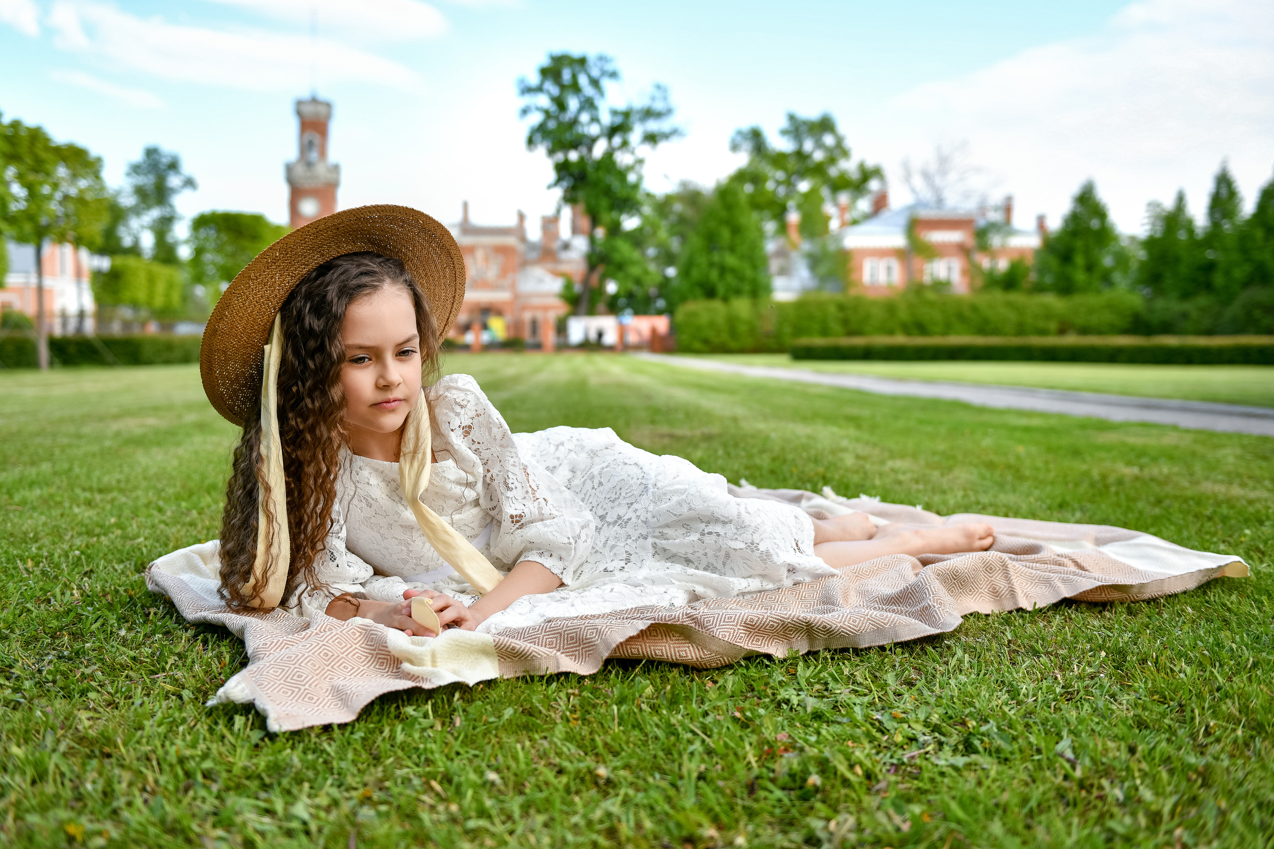 Александра и Юлиана. Замок Ольденбургских, Рамонь. Портретный и контент фотограф в Воронеже Елена Николайчик