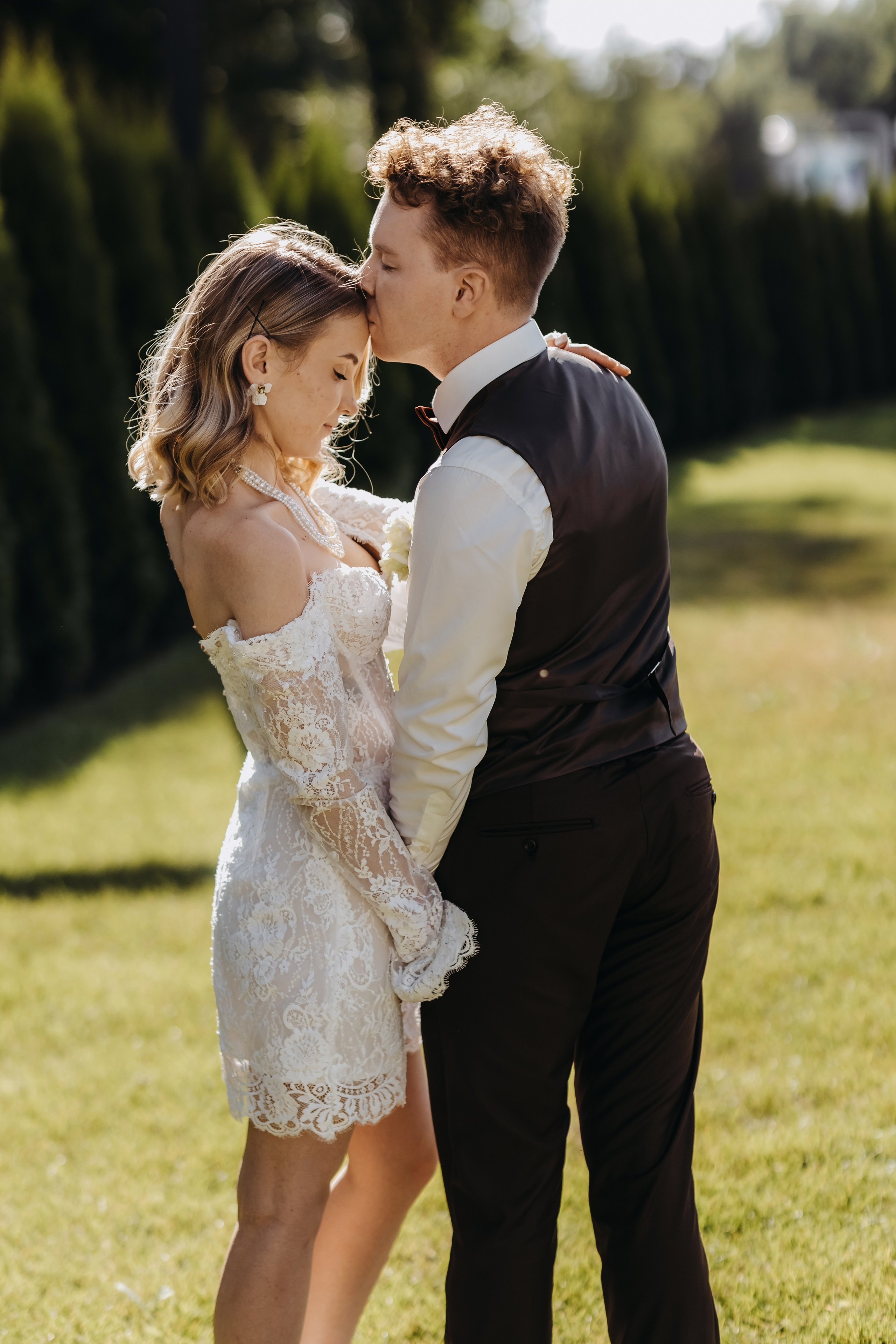 Свадебный торт с яркими цветами