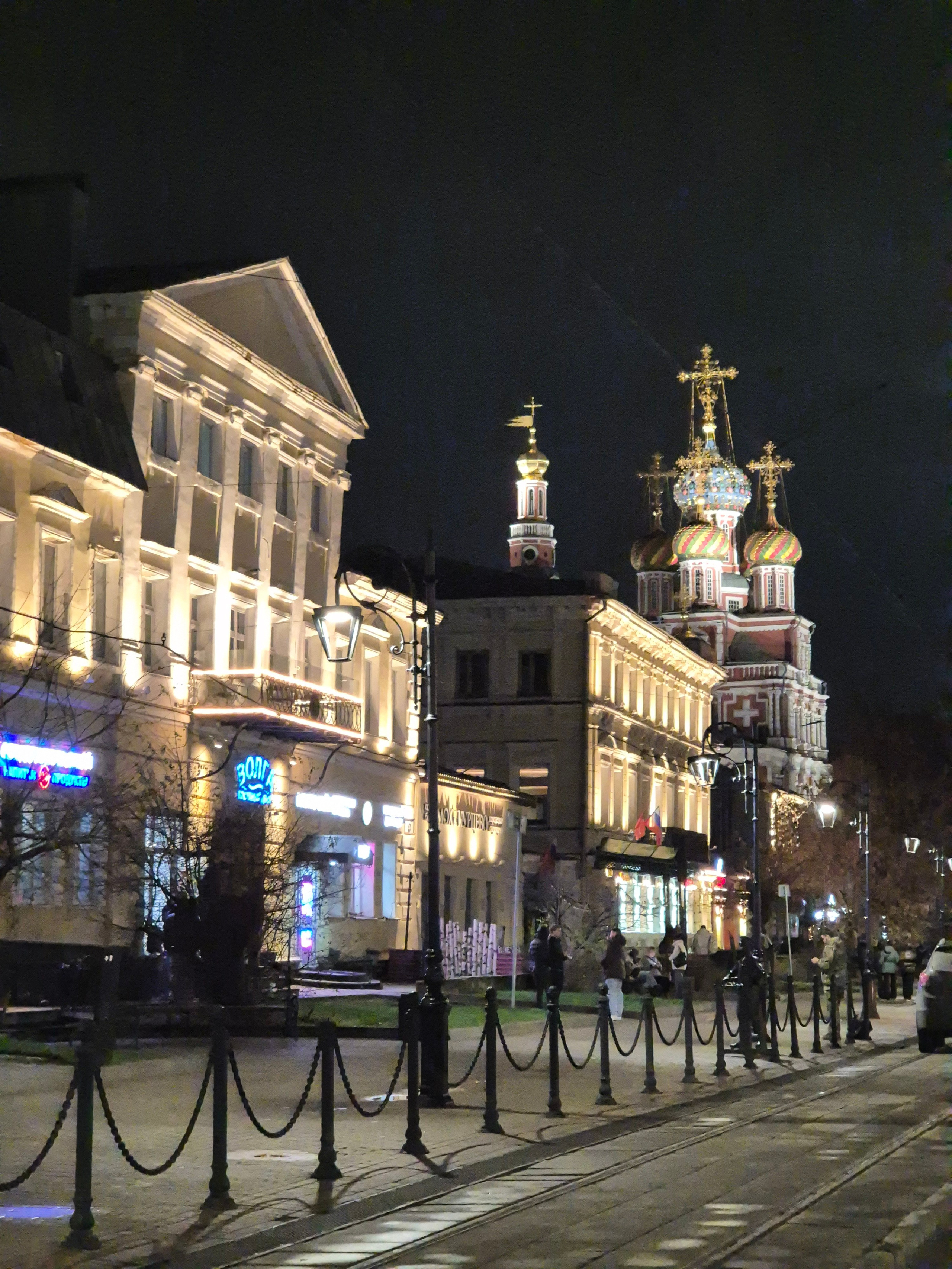 Во всех путеводителях отмечают две ресторанные улицы - Рождественку и Покровку. Но на мой вкус каждый раз находим где поесть только на Рождественке