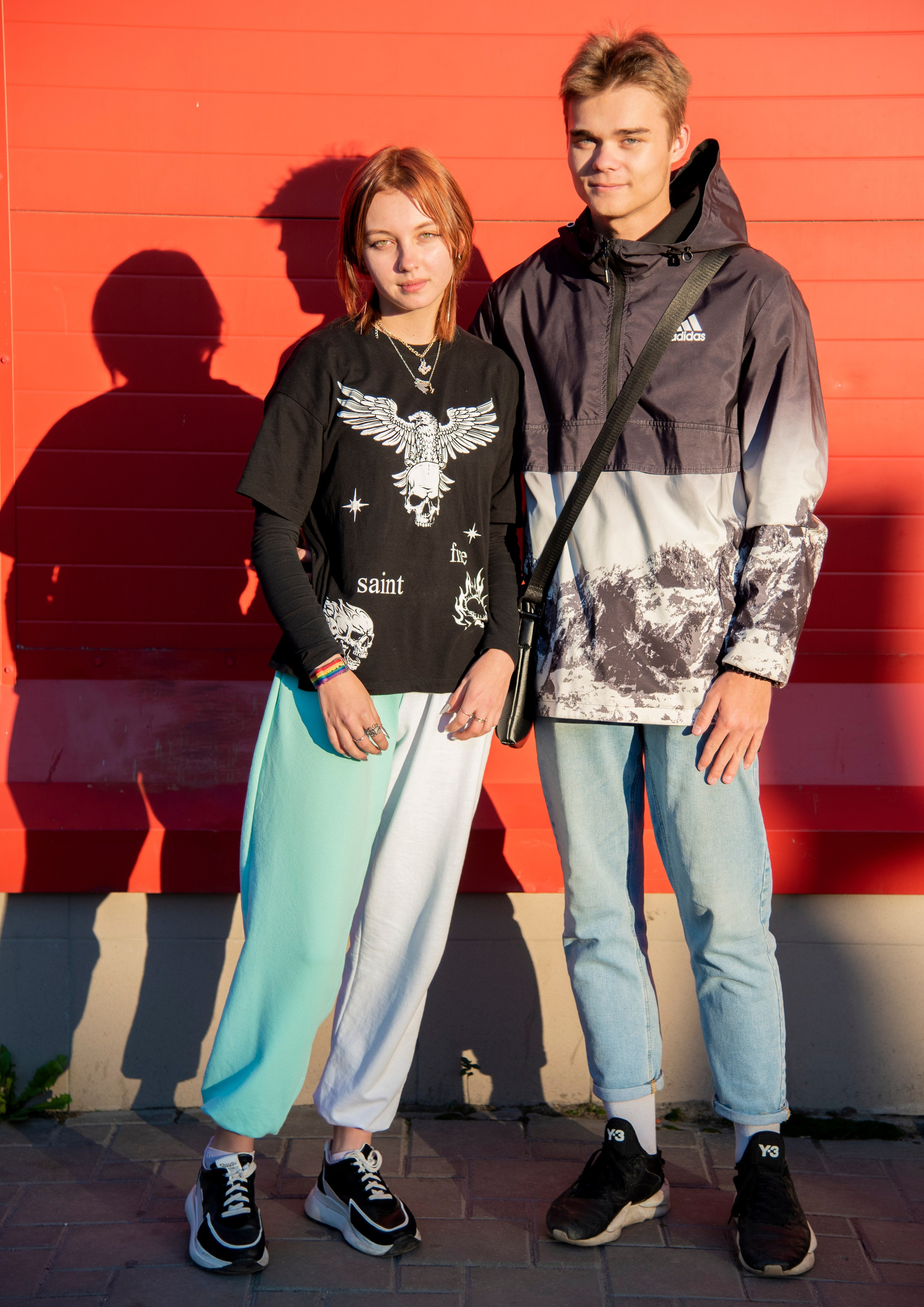 портрет молодых влюблённых на красном фоне