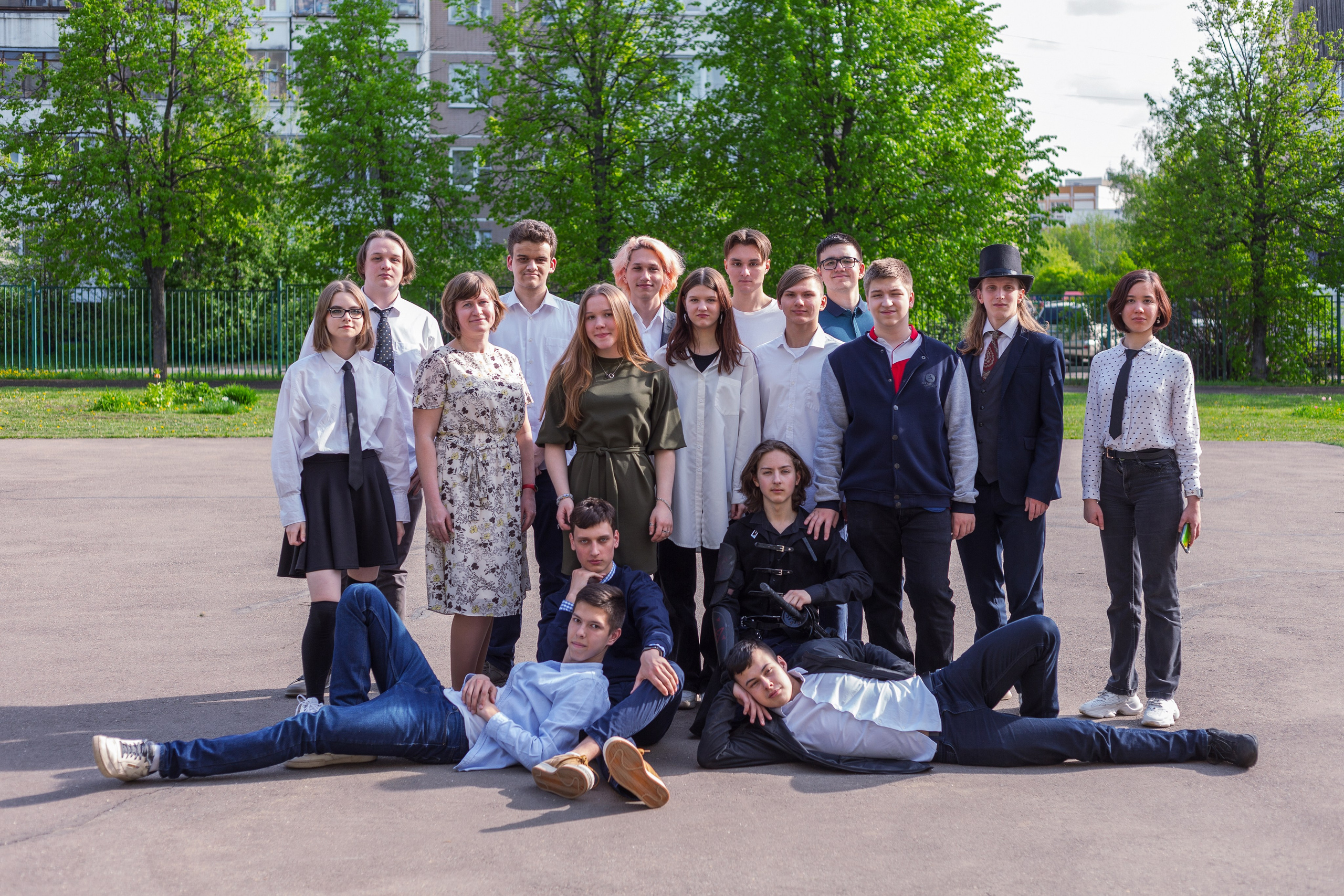 Общая фотография 9 класса снятая  в на школьном дворе