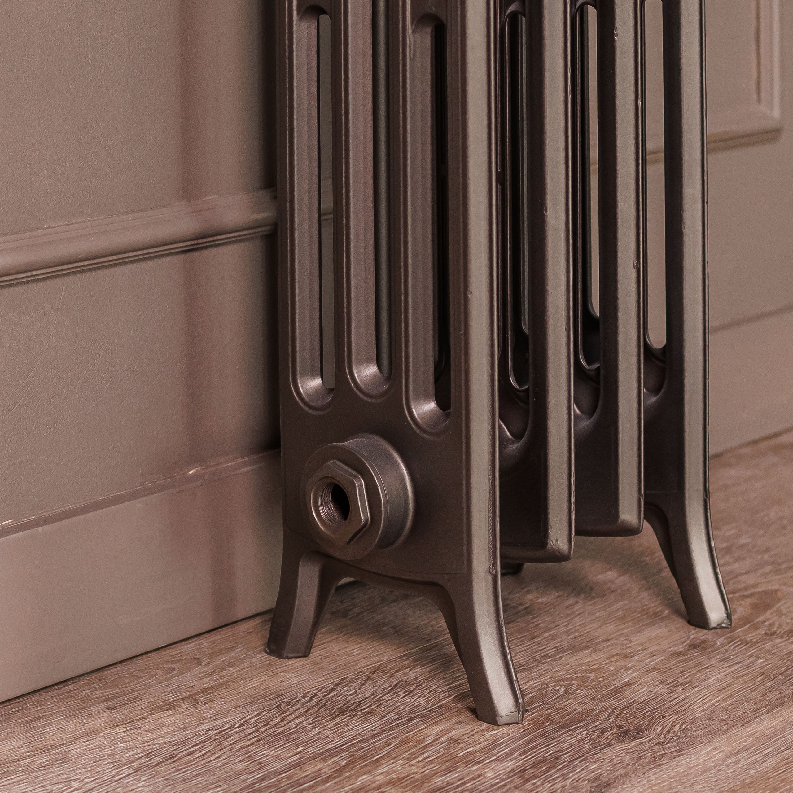 Предметные фотографии дизайнерских радиаторов отопления в стиле ретро