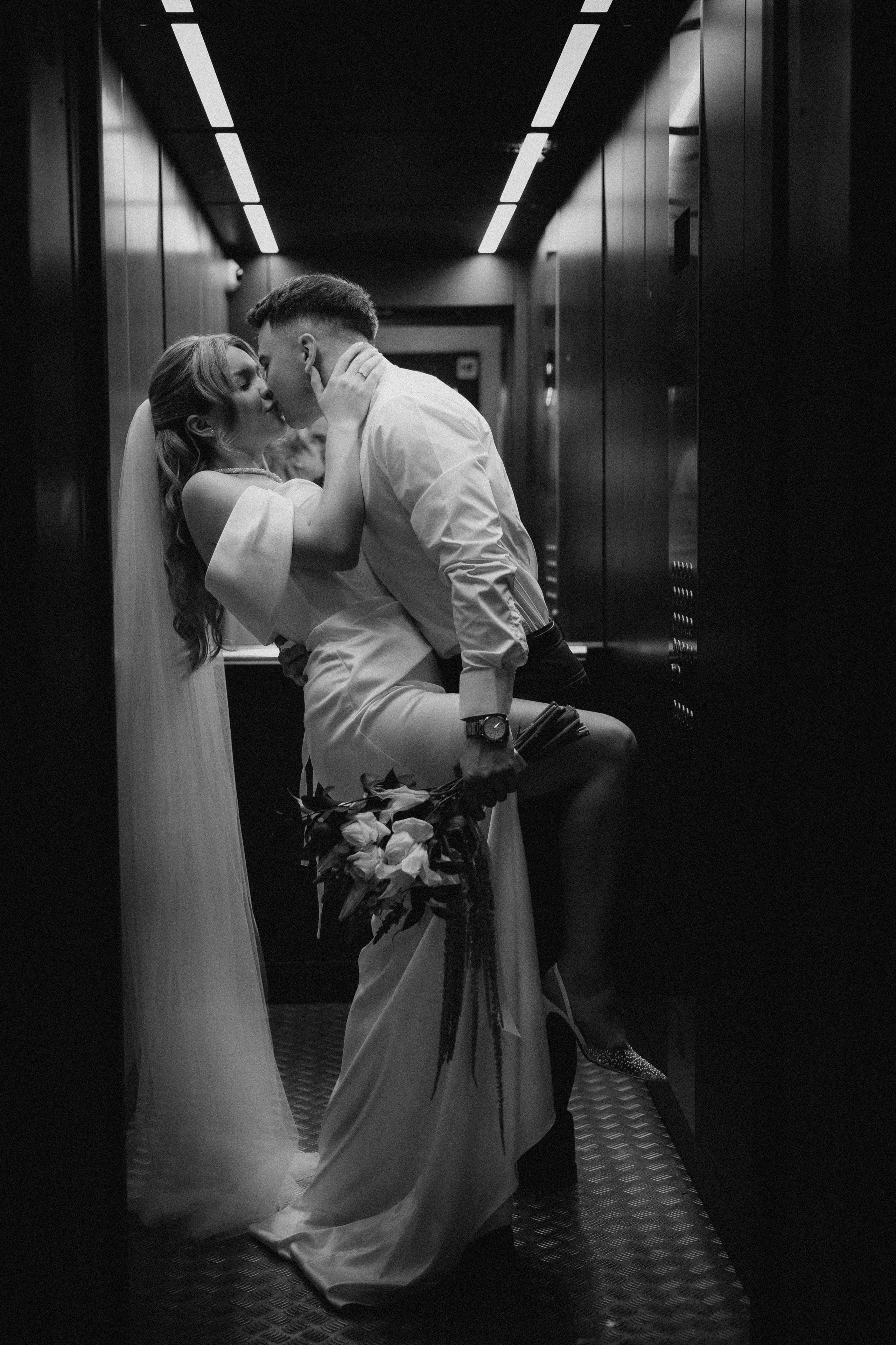 Свадебная фотосессия в стильном лифте элитного дома Москвы
