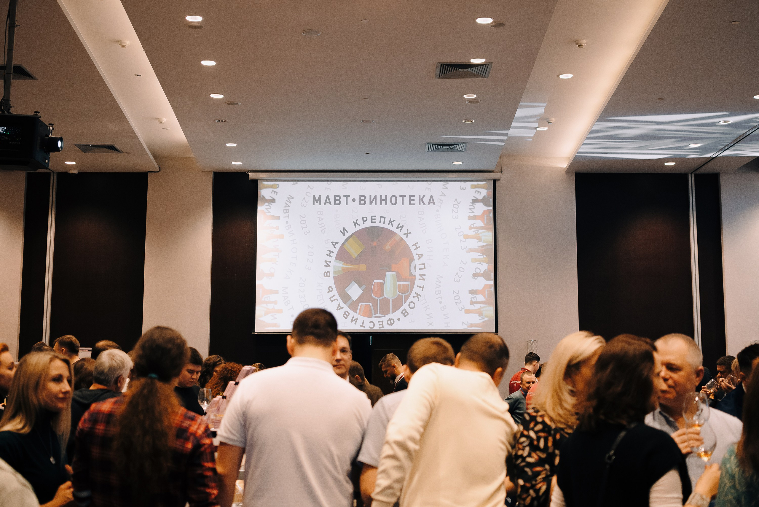 ФЕСТИВАЛЬ ВИНА И КРЕПКИХ НАПИТКОВ МАВТ-ВИНОТЕКА. Репортажный фотограф Зуев Роман г. Челябинск
