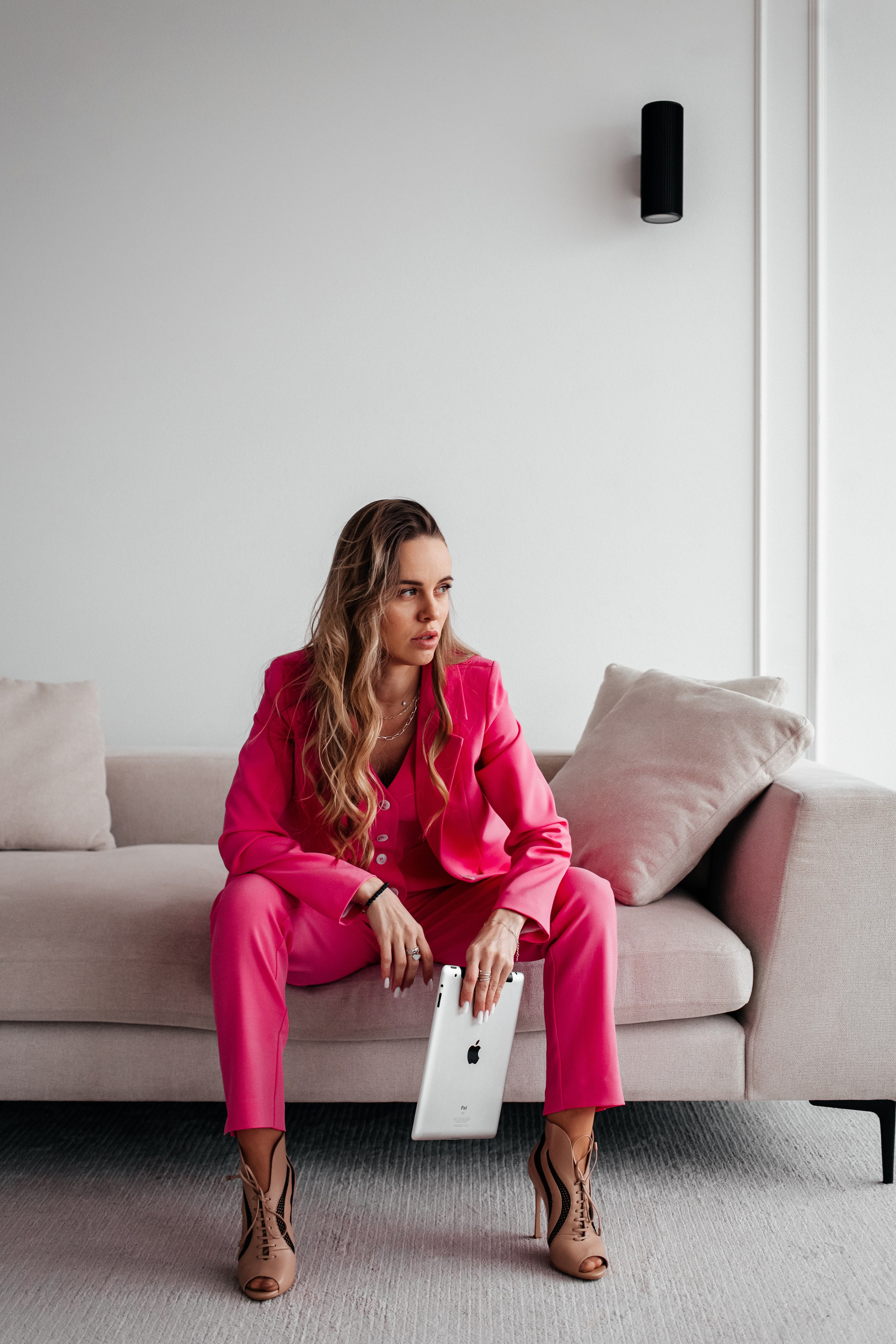 Фотосъёмка женской одежды – это залог высокого качества и мастерства. Я создаю изображения, которые эффективно выполняют свою задачу. Контентный фотограф из Гродно Анна Островская.