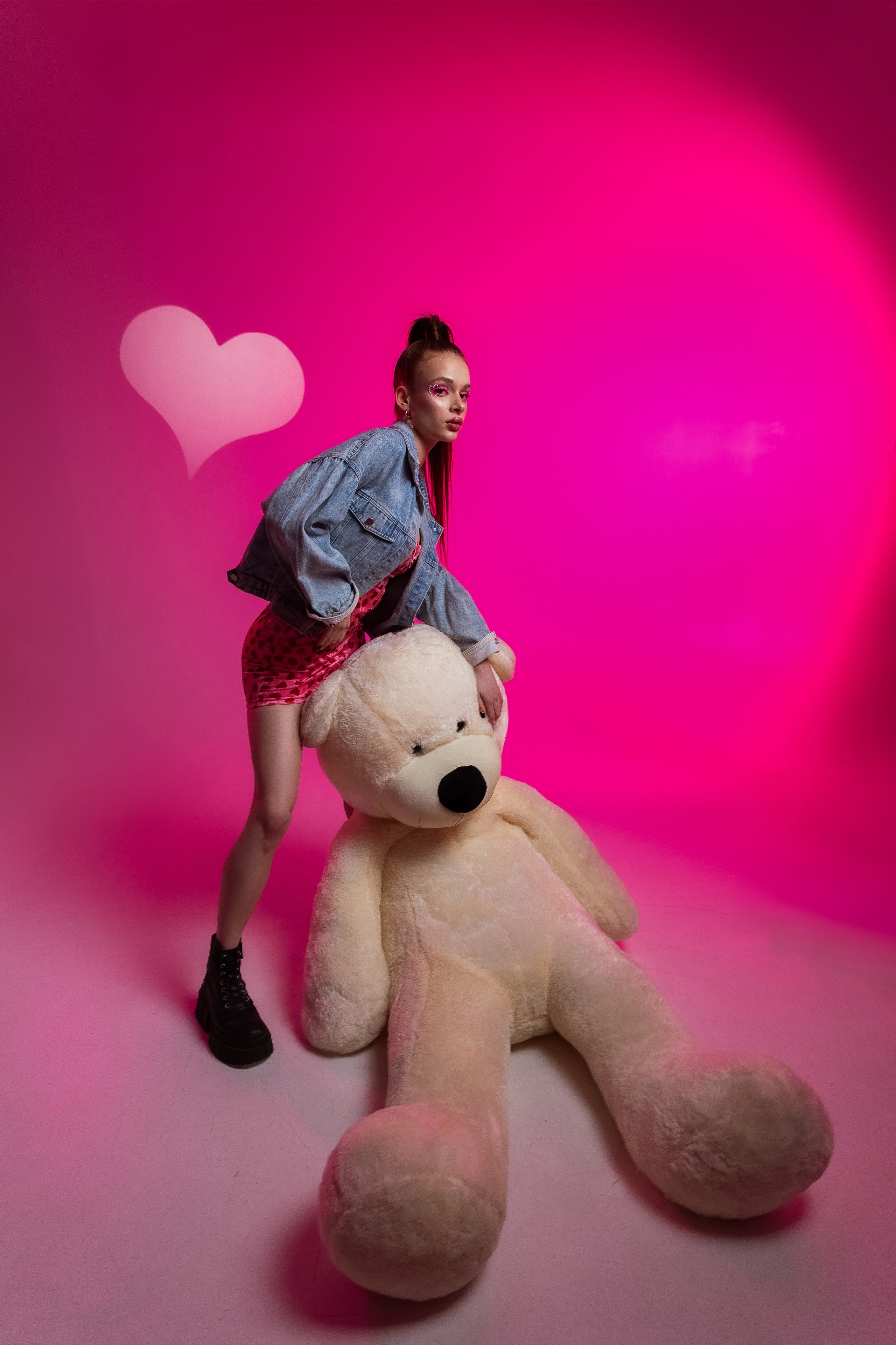 идея фотосессия на 14 февраля, день всех влюблённых, цветной свет, маски габо, 14 февраля, ростовой медведь