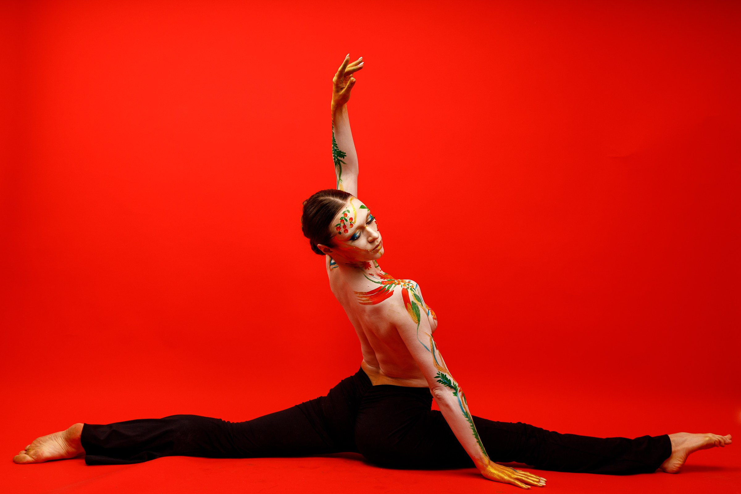 Фотосессия в стиле боди арт на красном фоне. Алексей Торопов фотограф