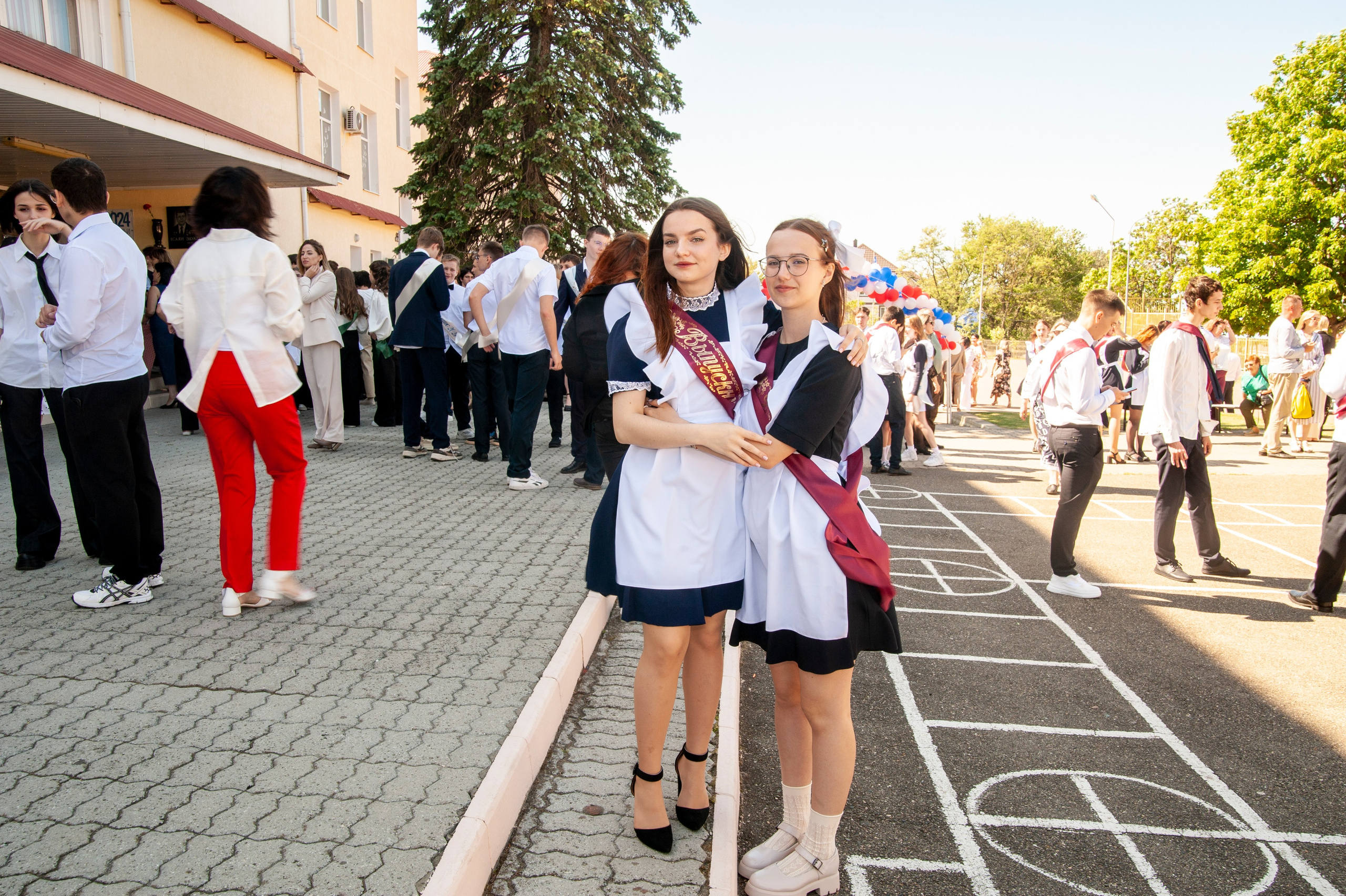 Последний Звонок МАОУ СОШ № 17 им. Эдуарда Есаяна — Архипо-Осиповка. Свадебный и семейный фотограф Денис Лукьянов в Краснодаре, Краснодарском крае и Республике Крым