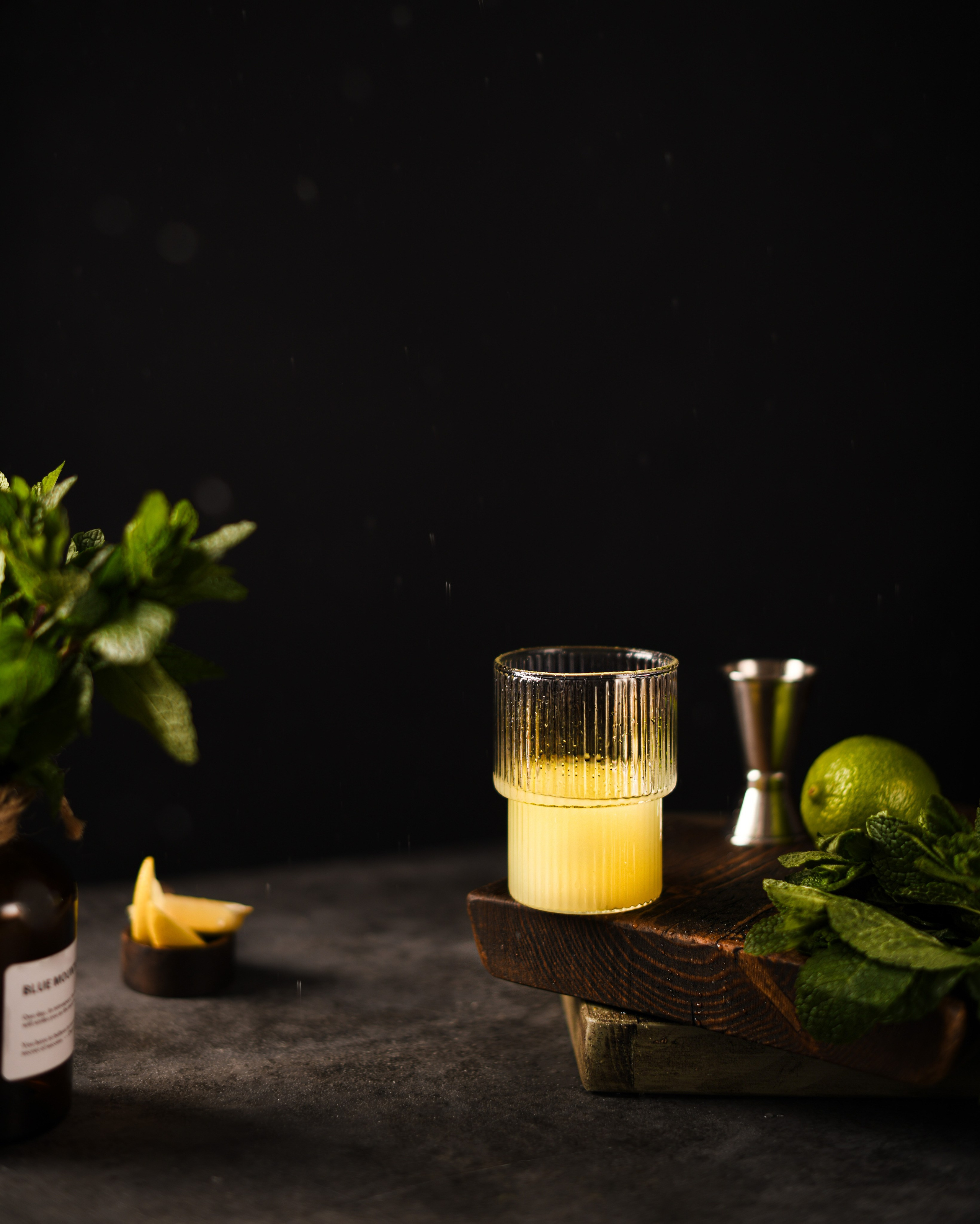 Съемка акцентного напитка в низком ключе для социальных сетей и контента