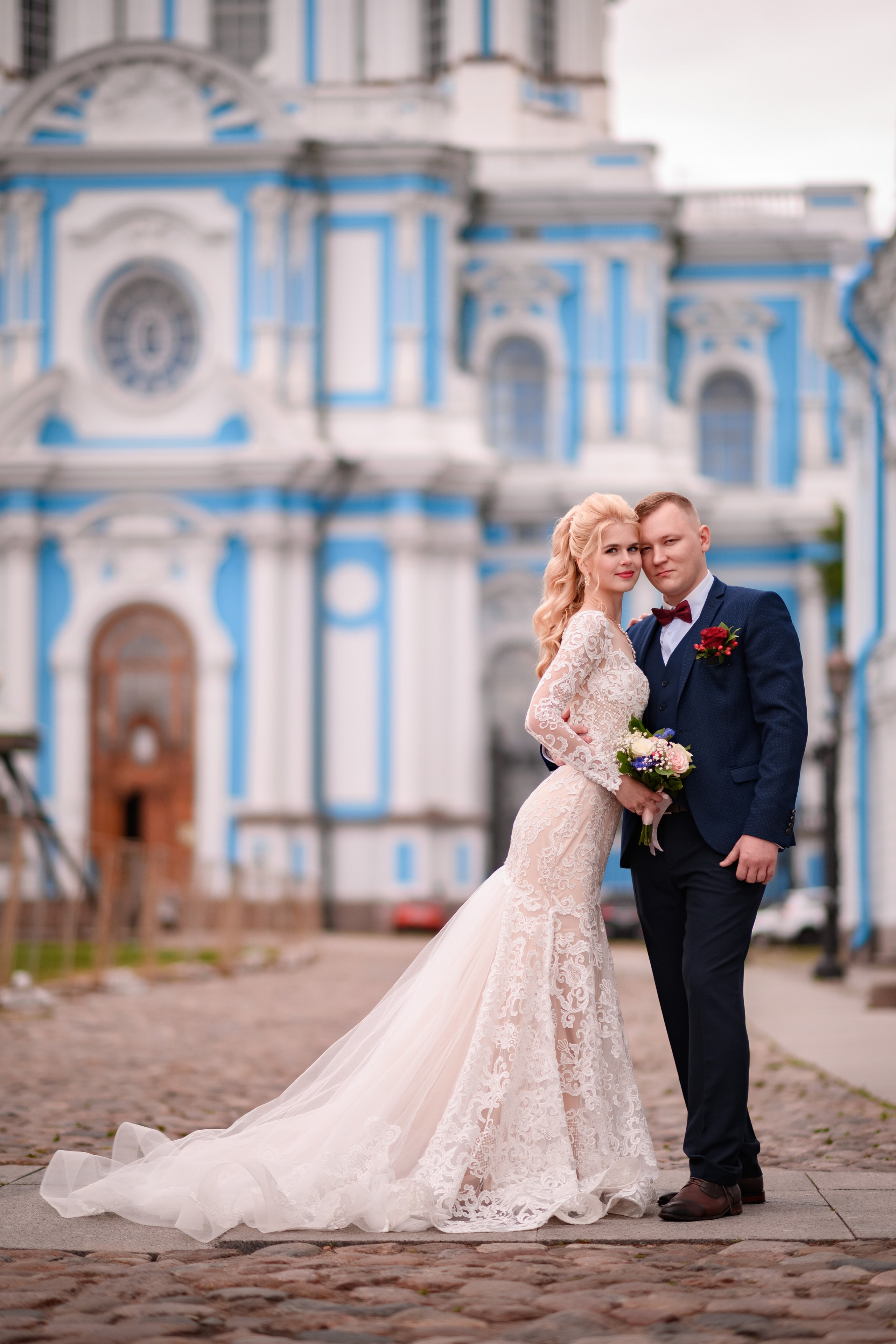 Свадебная фотосессия на прогулке у Смольного собора.