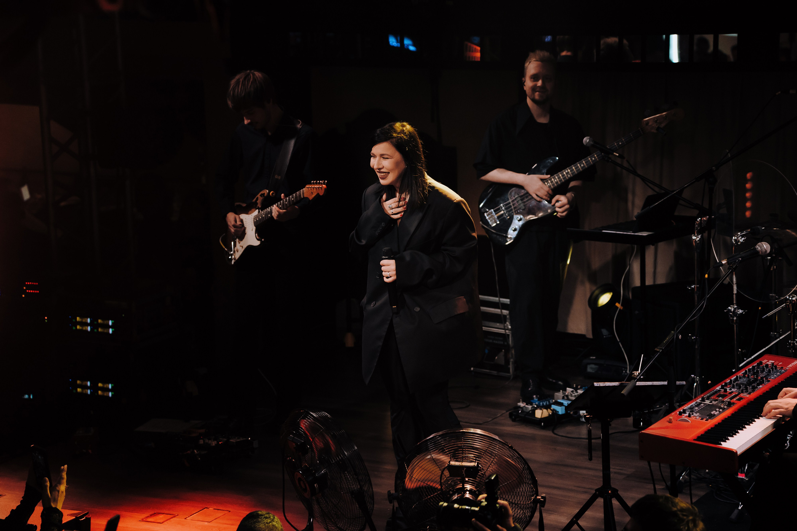 20 ЛЕТ МЕГАПОЛИС ЧЕЛЯБИНСК ХЕДЛАЙНЕР ЕЛКА. Репортажный фотограф Зуев Роман г. Челябинск