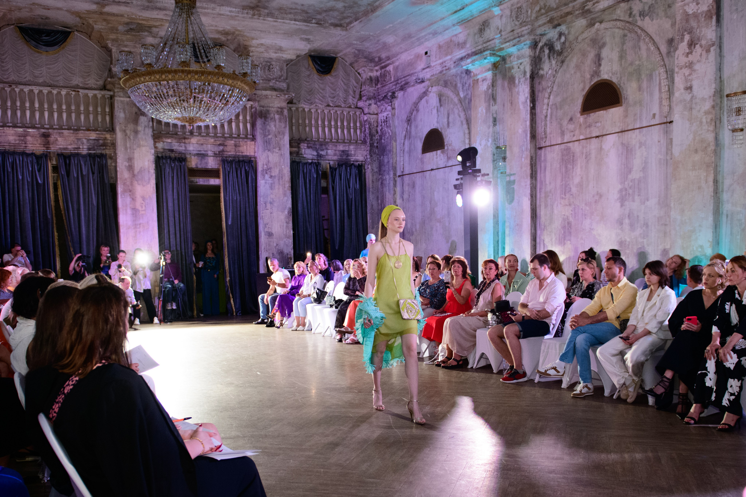 Модный показ «Аллея моды». Организация и проведение фотосъемок в Санкт-Петербурге. Фотограф Смирягин Илья