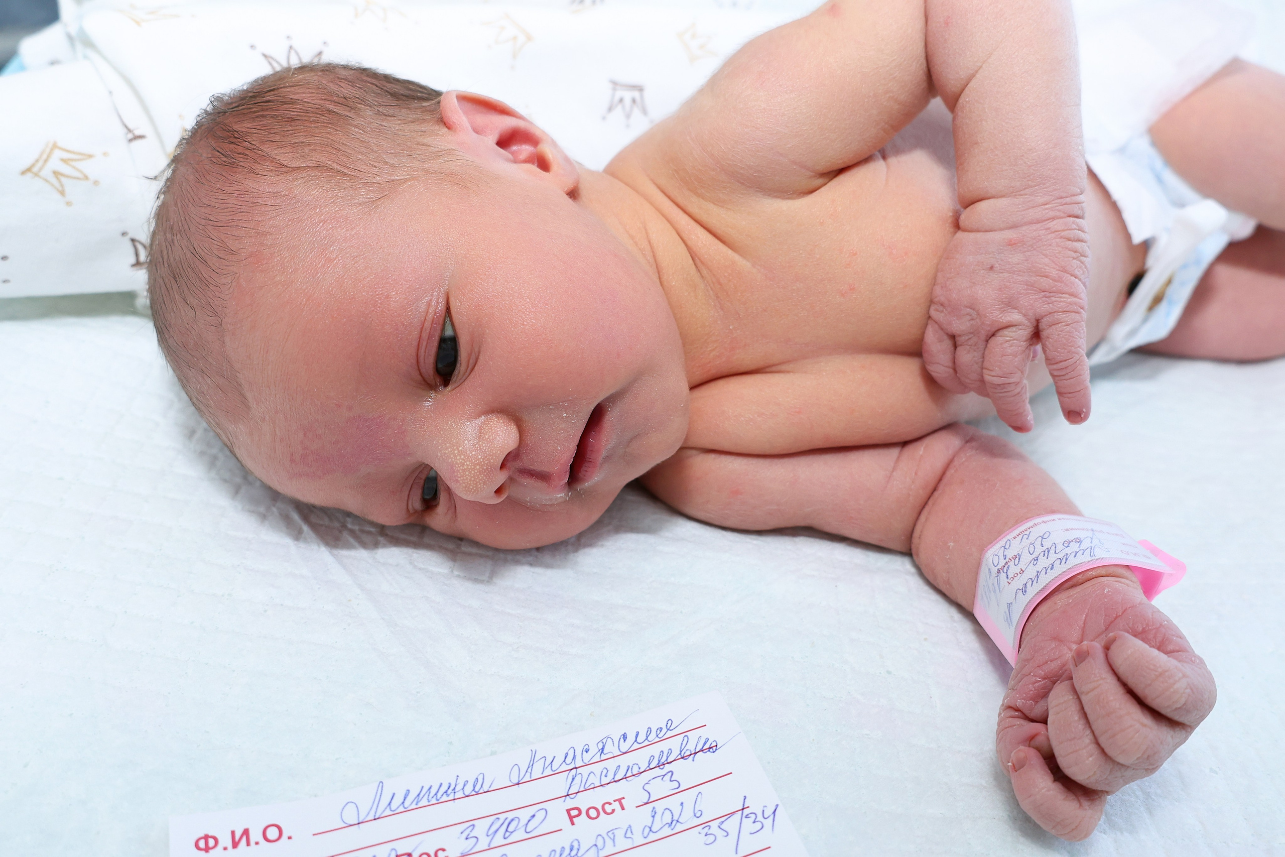 Съемка выписки из роддома Иноземцева на Фортунатовской. Фотосъемка выписки из роддома в Москве, заказать фотографа на выписку ньюборн съемка в роддоме newborn фотограф в Юдино