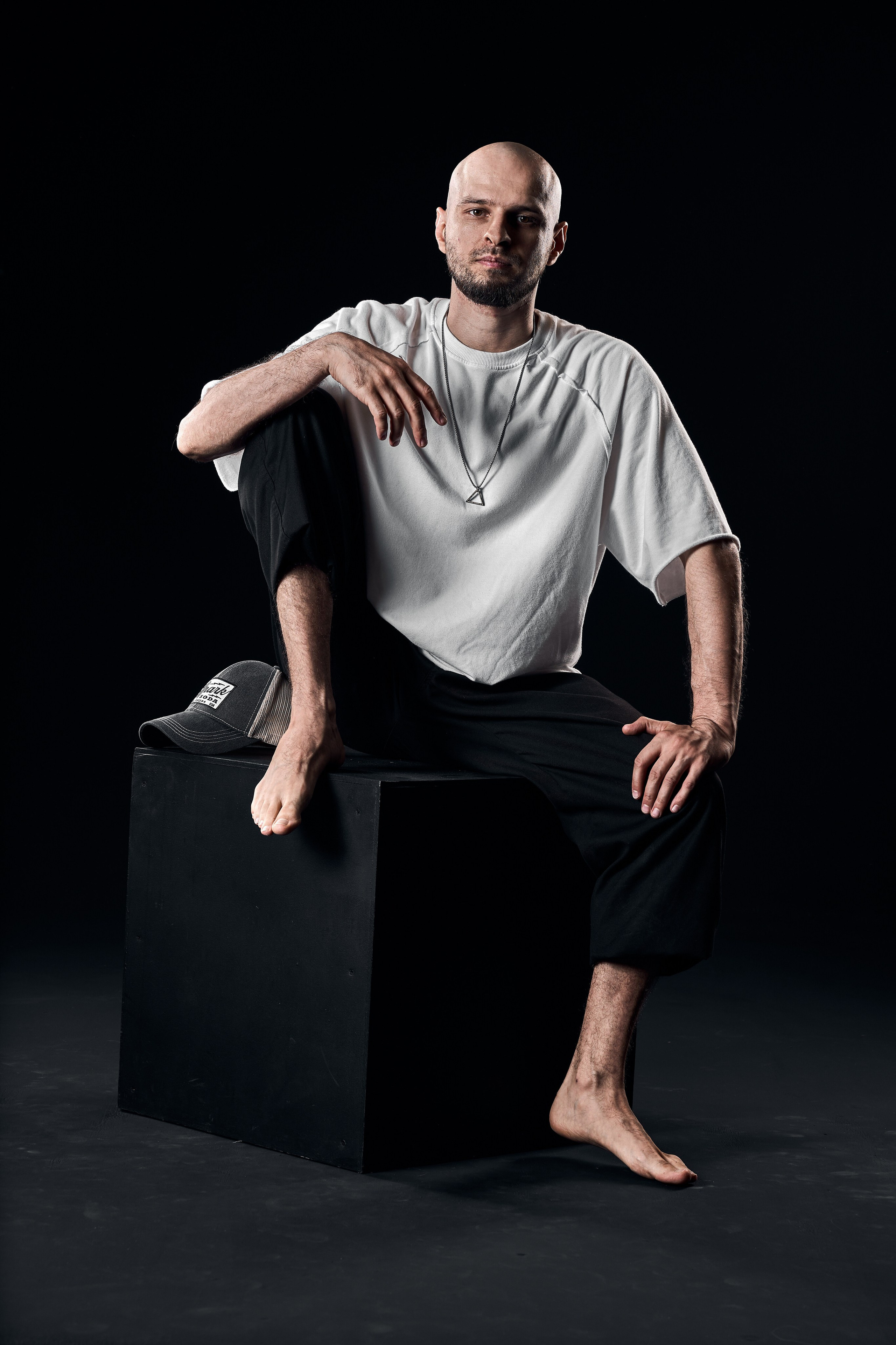 Мужская йога FYSM — фотосессия на тёмном фоне