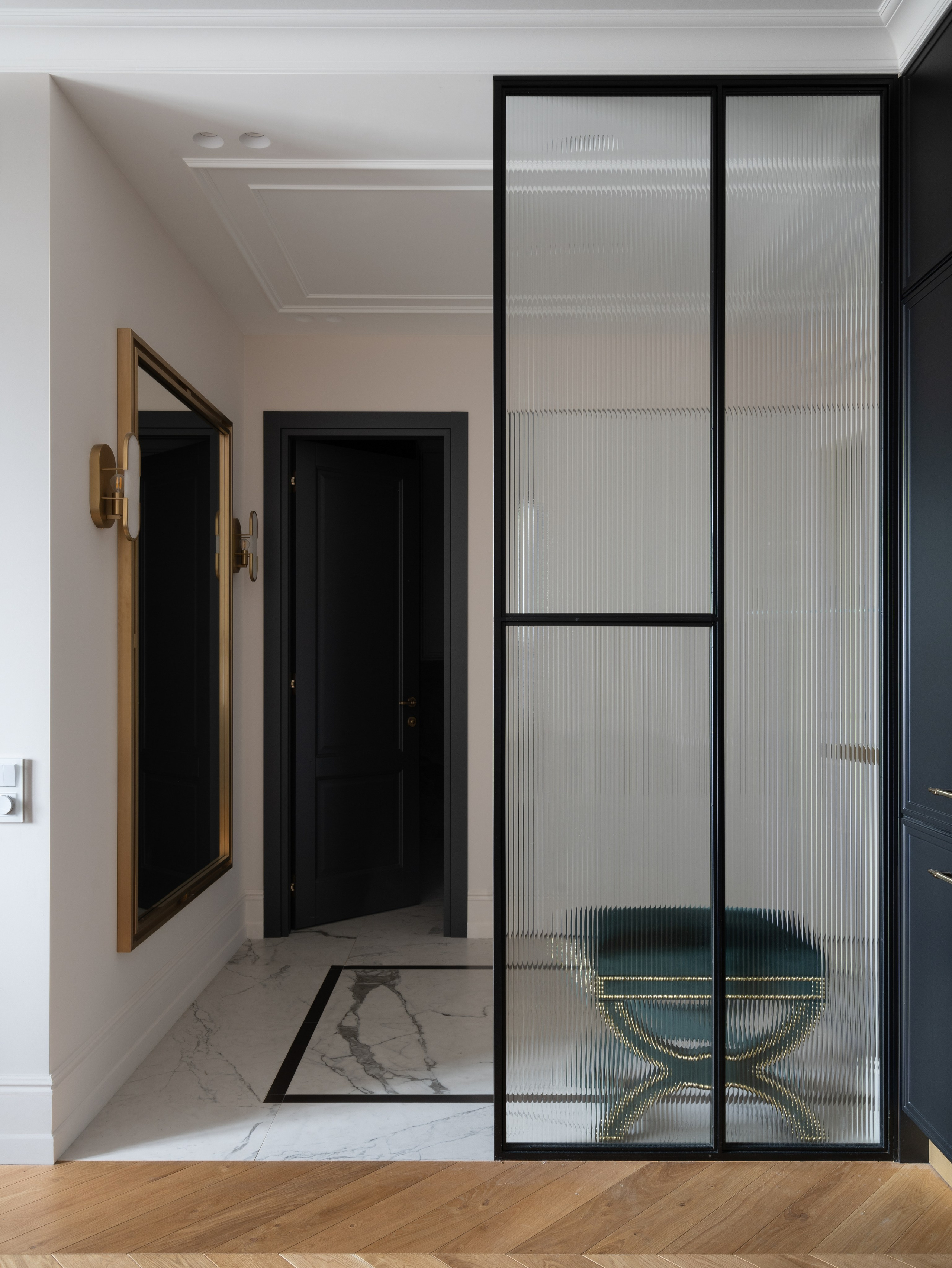 Прихожая с интегрированной системой хранения и большим зеркалом — продуманный вход в квартиру 50 м².