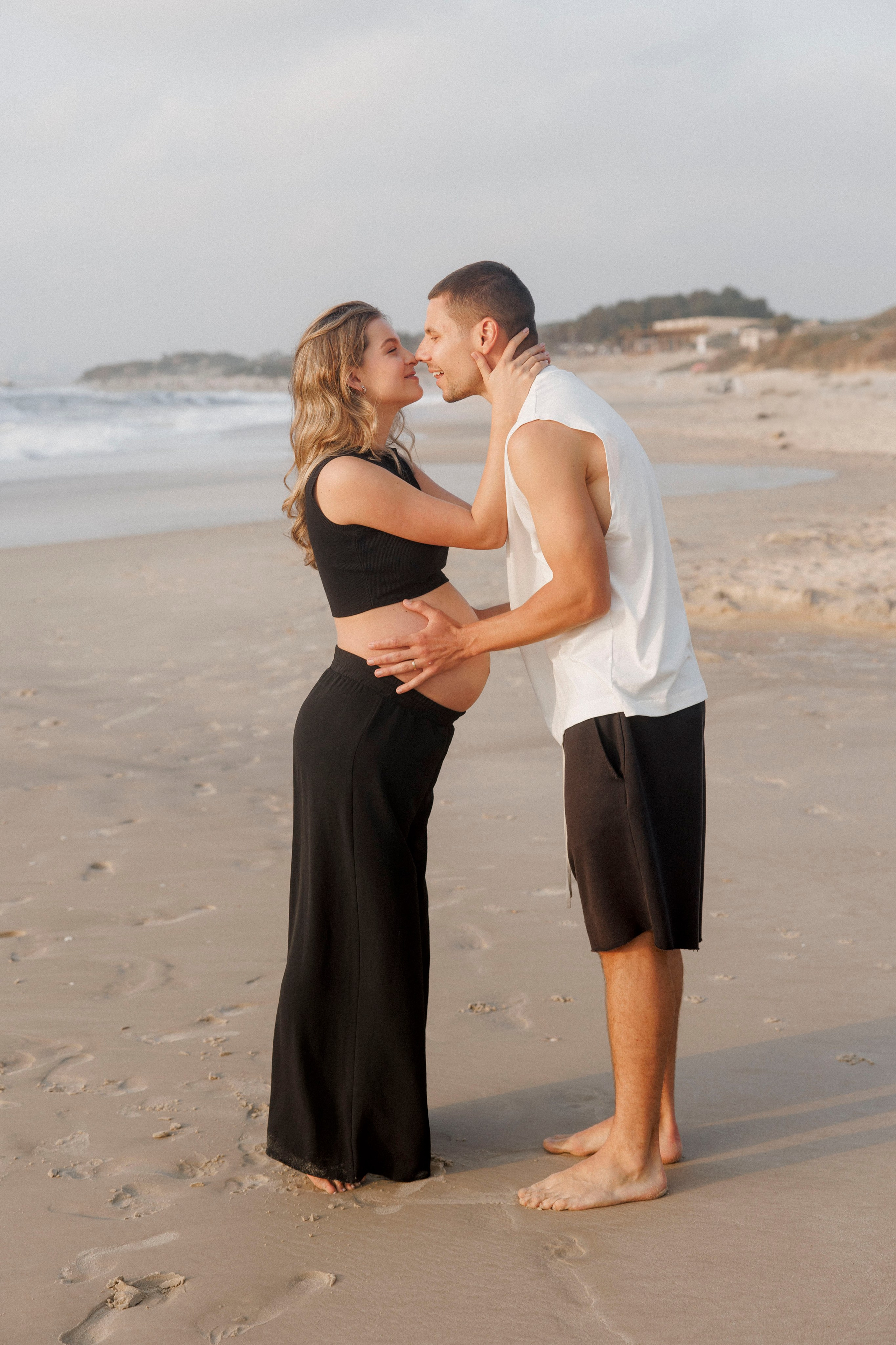 Pregnancy photoshoot near the sea (cloudy weather). Главная