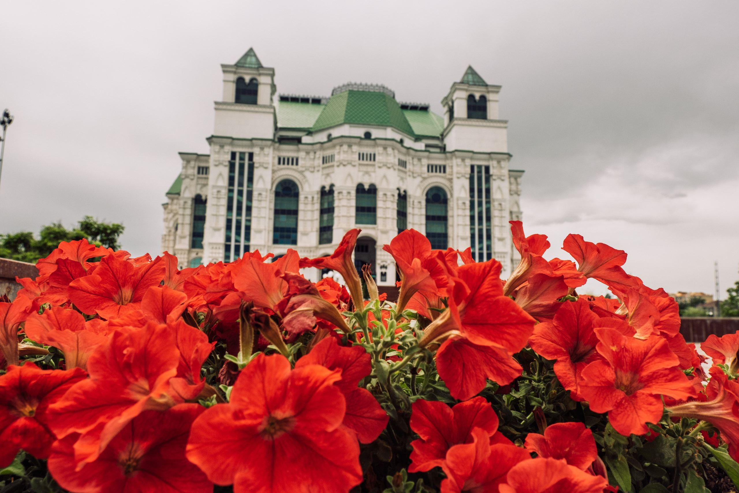 Театральный парк перед дождем. Фотограф Анатолий Деникин