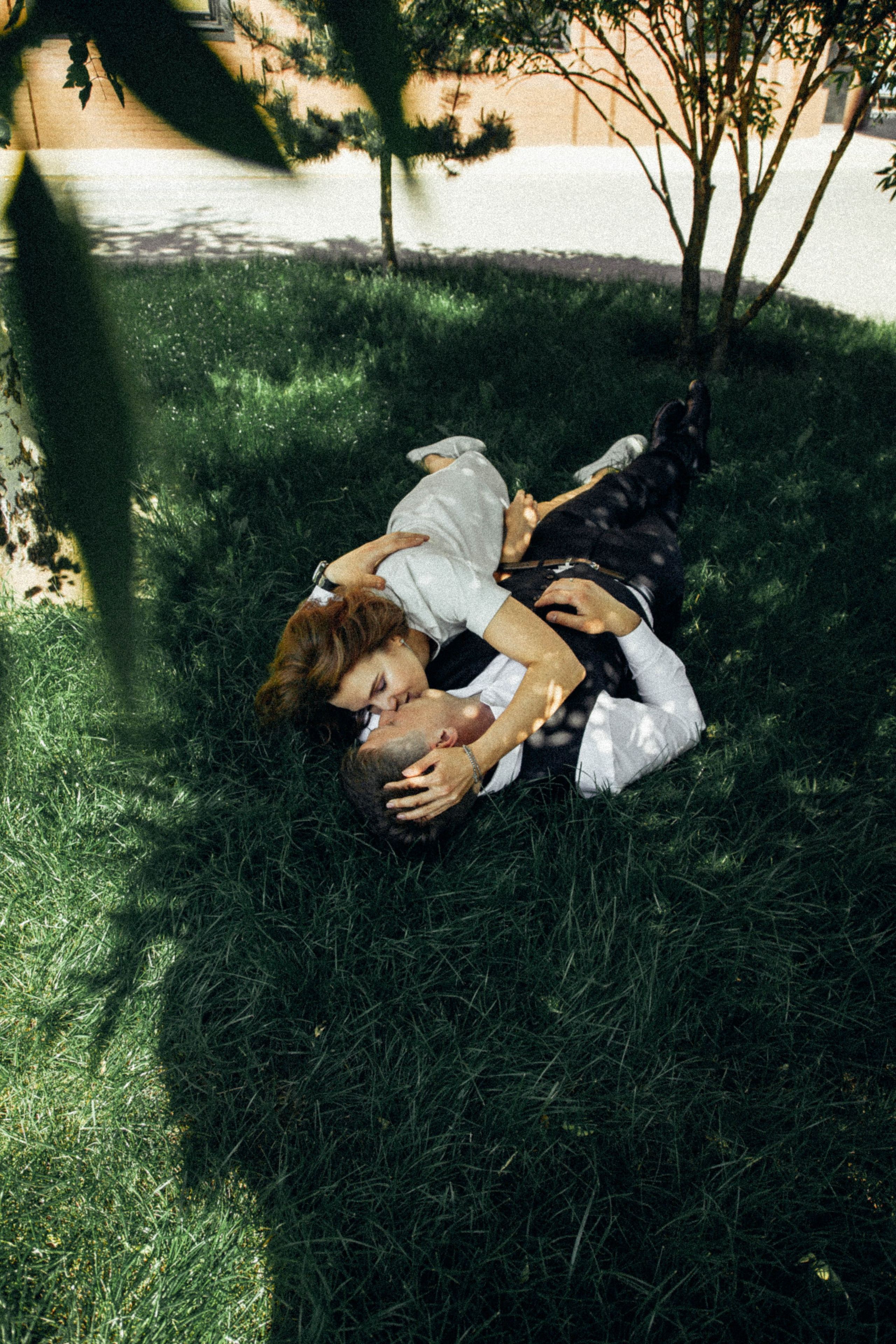 Влюбленная пара на природе