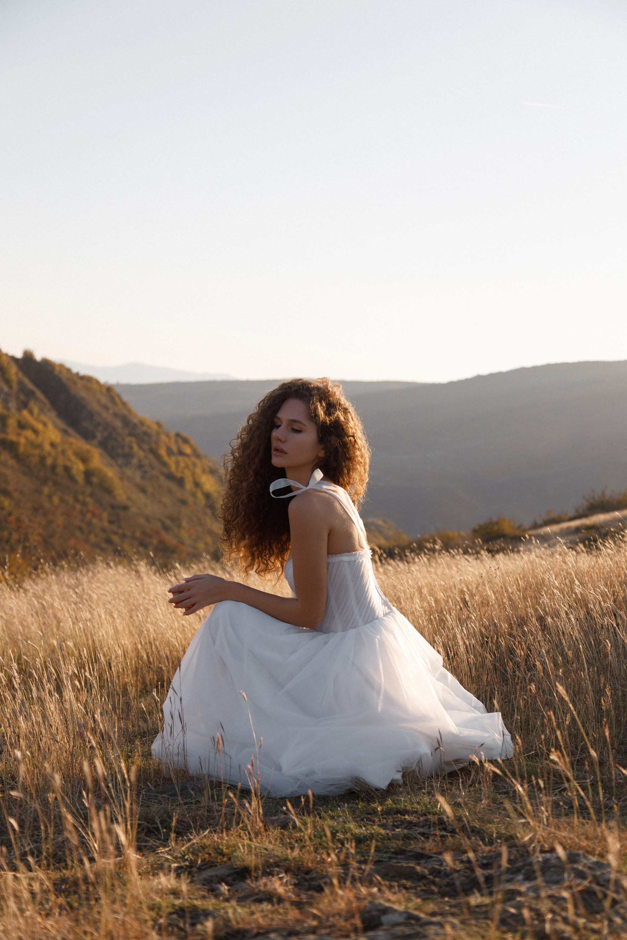 Стильная невеста на природе 