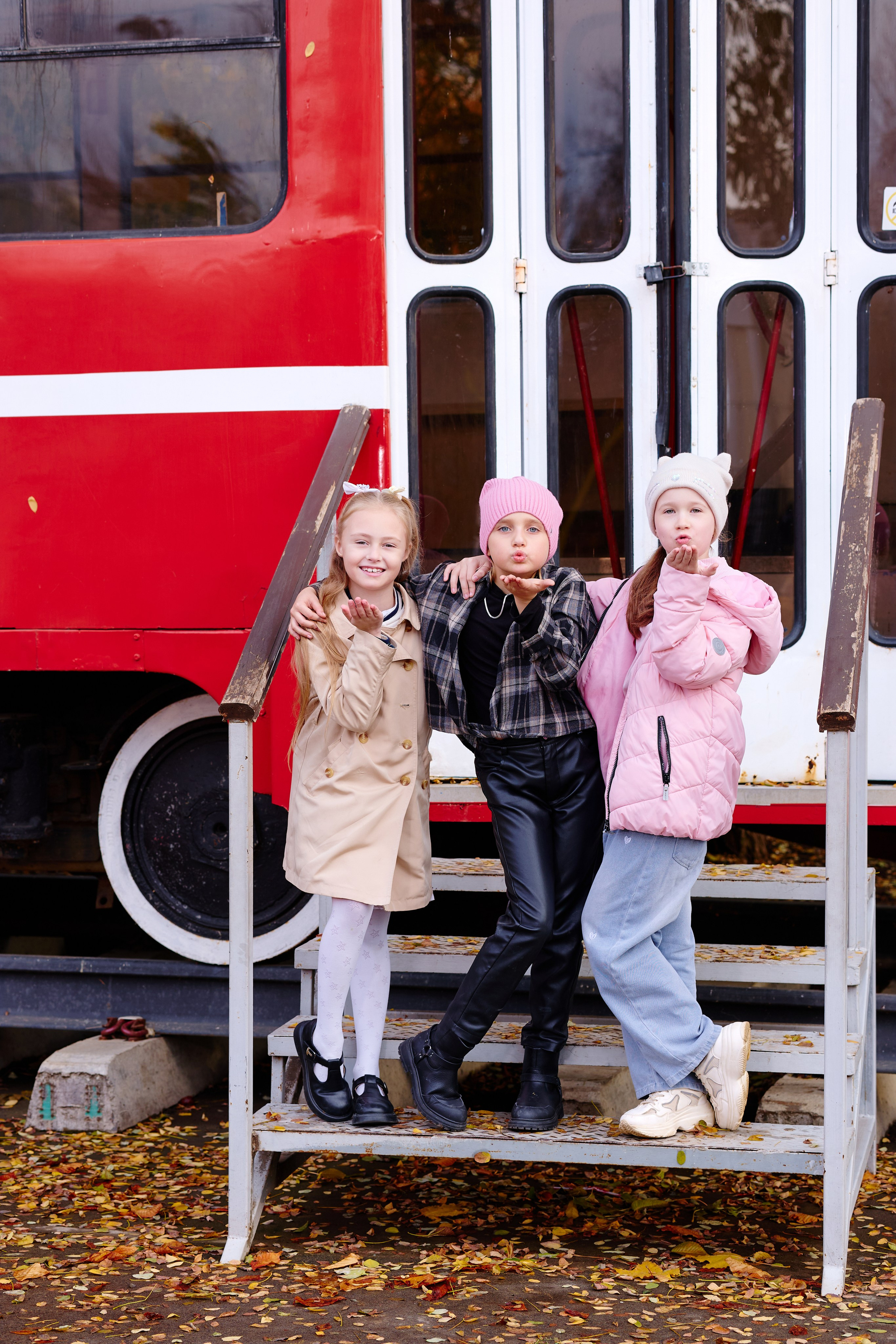 Прогулка в парке классом. Фотограф Выпускные альбомы Таганрог Сергей Коробченко