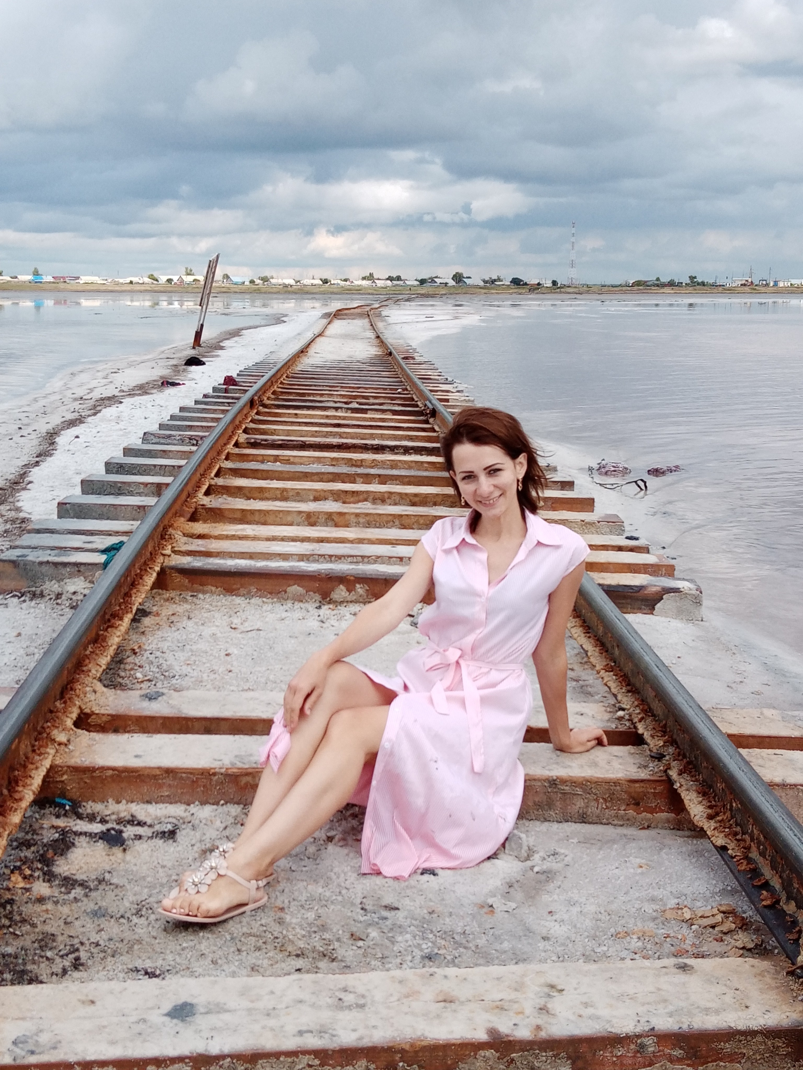 Море, Розовое озеро, Бурсоль, рельсы, девушка, небо