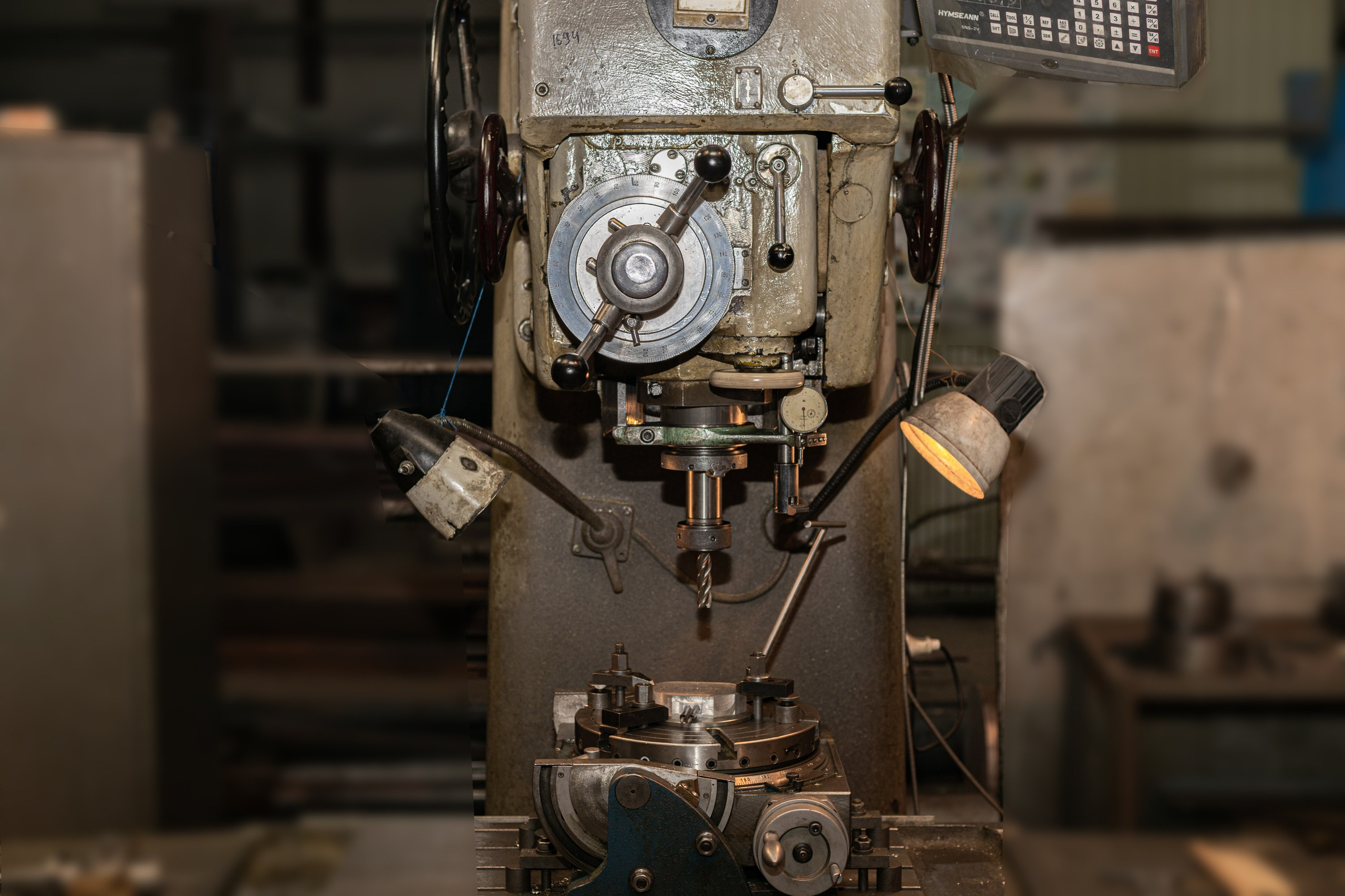 "Промышленная фотосъёмка современного производственного цеха с металлообрабатывающими станками"