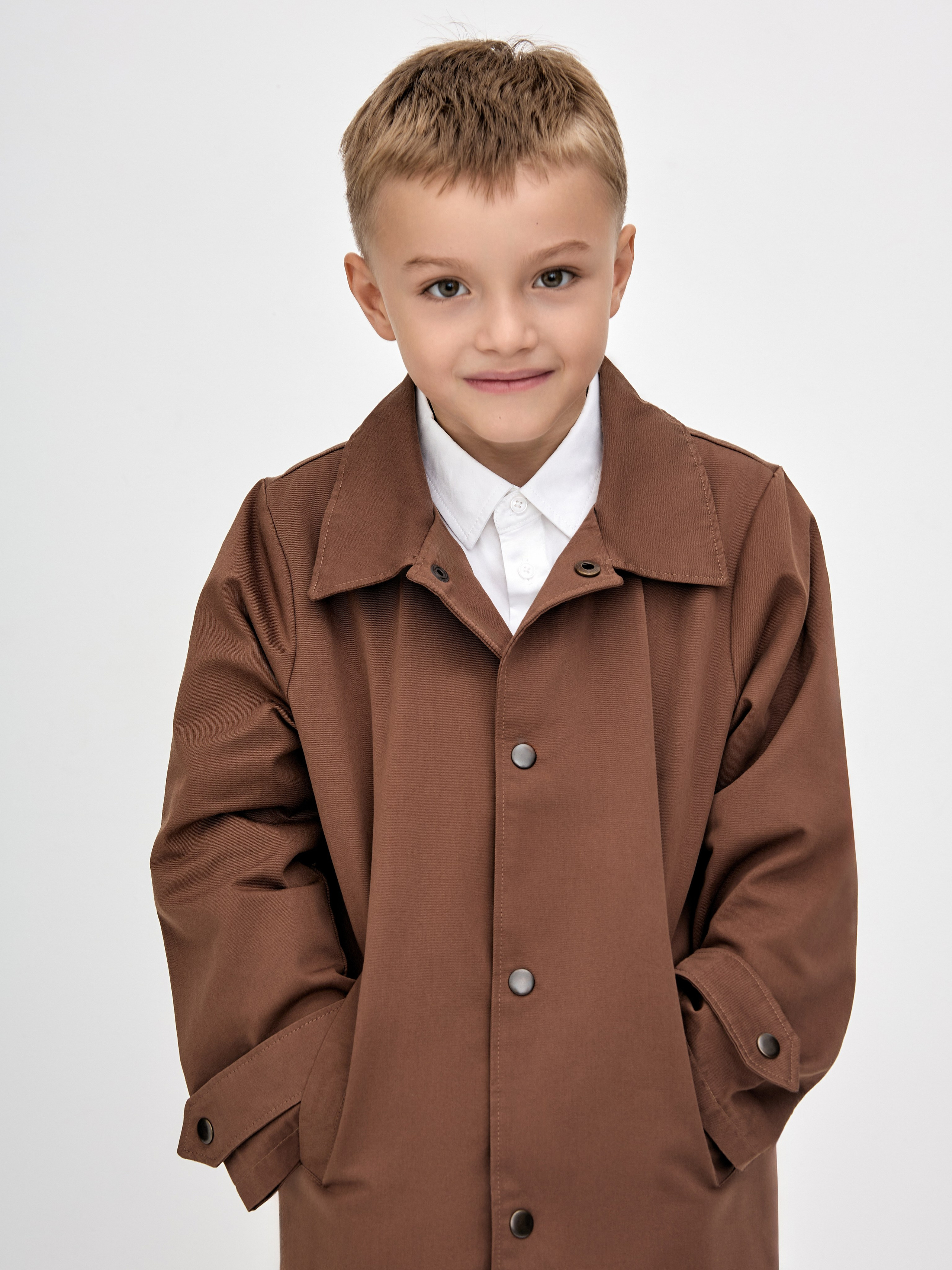 Портретно фото для каталога, мальчик в бежевом тренче 