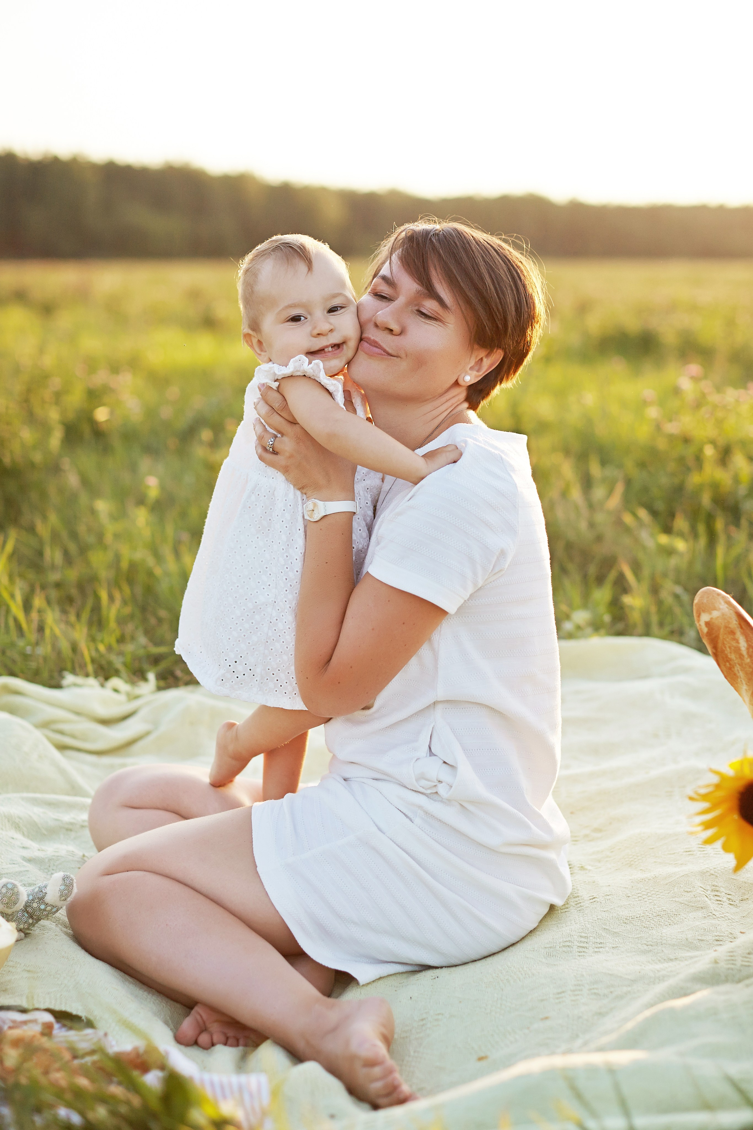 Мама с дочкой в поле на закате. Фотограф Ольга Ефремова
