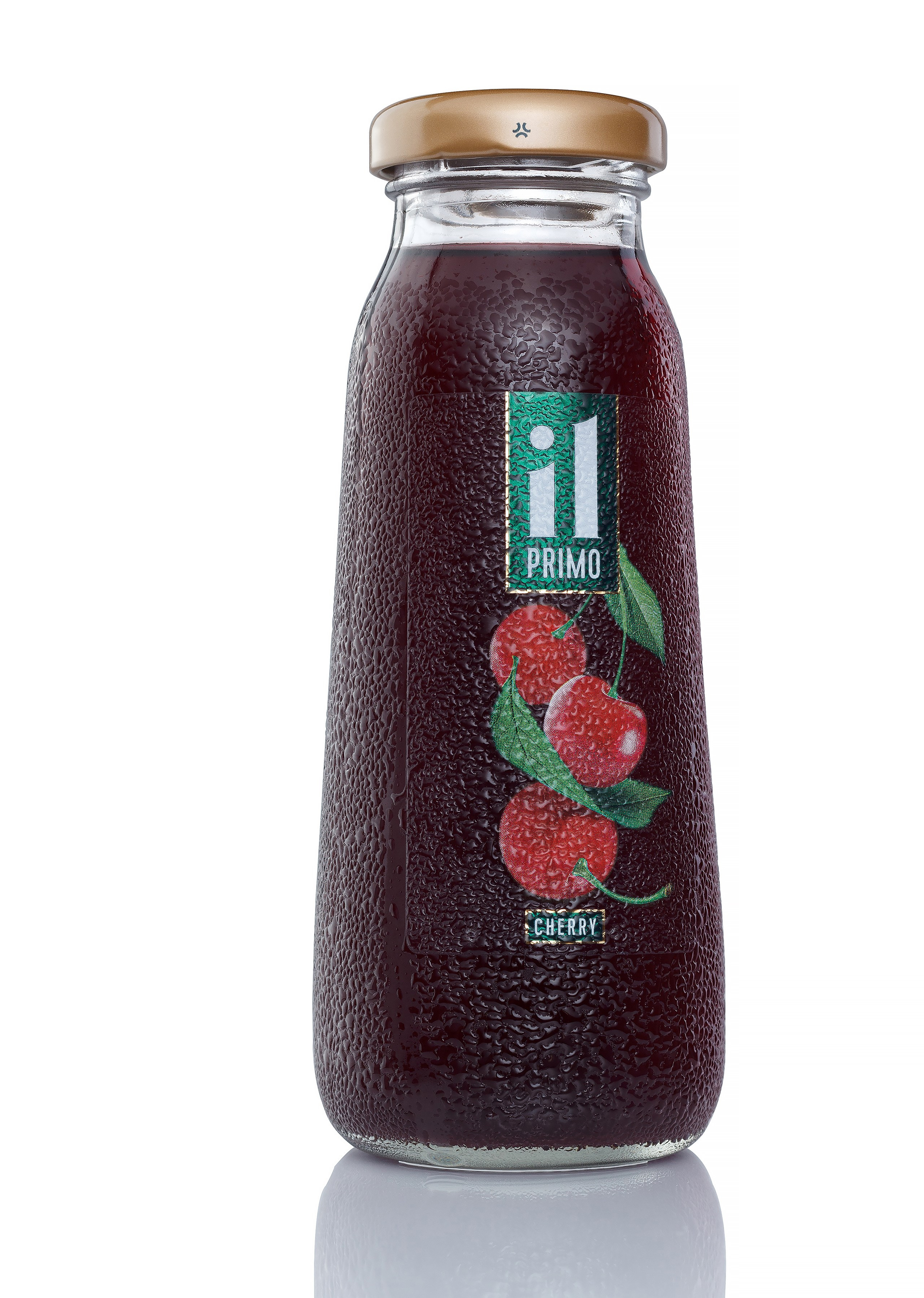 Сок вишня в стеклянной бутылке белый фон каталожное фото