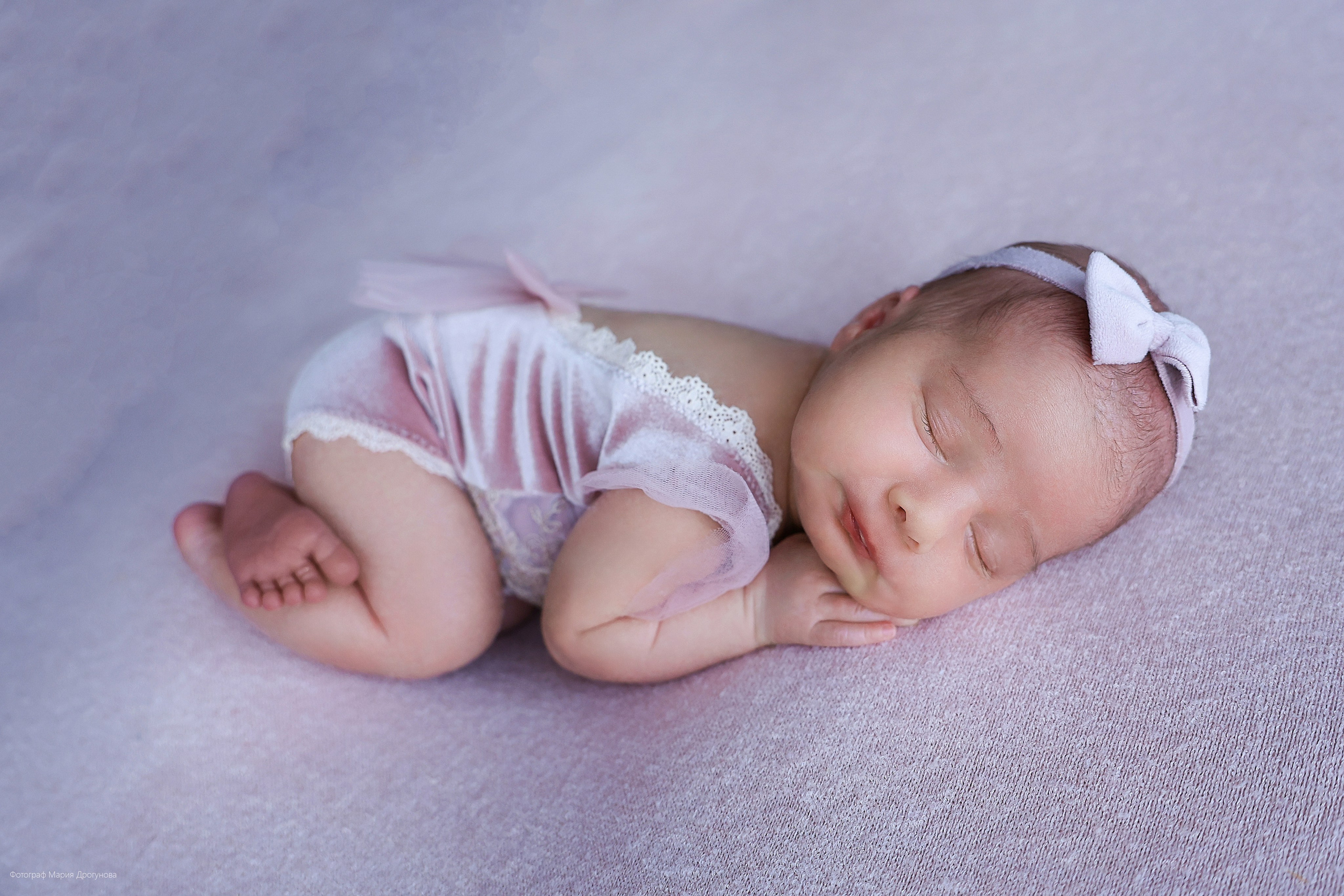 Съемка в стиле ньюборн с мамой. Фотосъемка выписки из роддома в Москве, заказать фотографа на выписку ньюборн съемка в роддоме newborn фотограф в Юдино