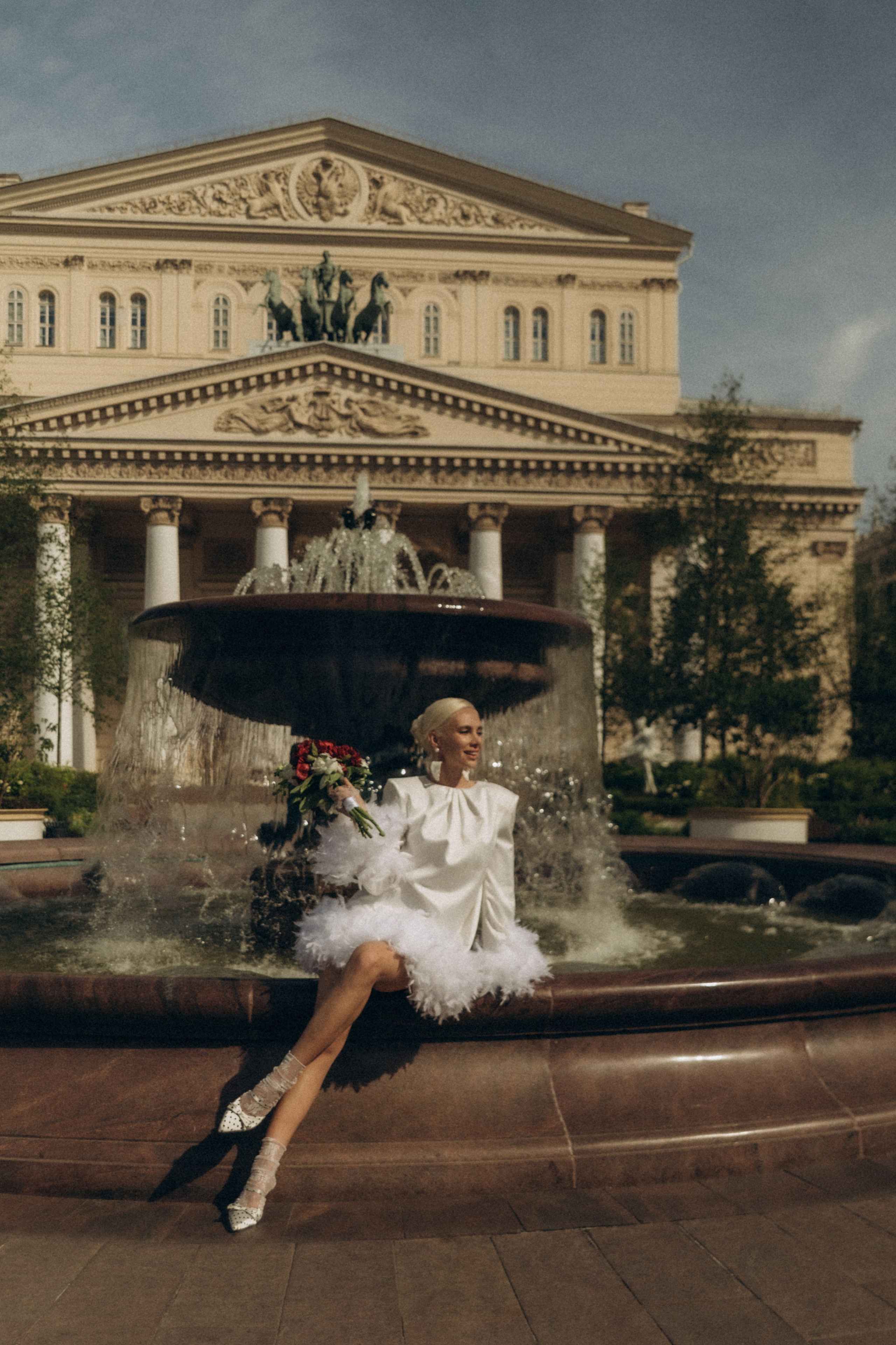 Прогулка у Большого театра. Гаврилова Настя семейный фотограф lifestyle в Москве