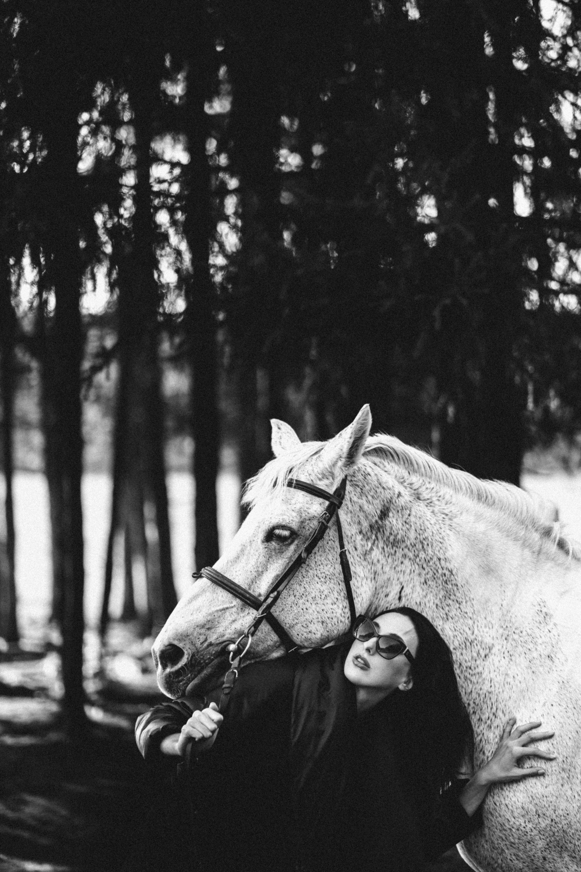 Девушка в темных очках