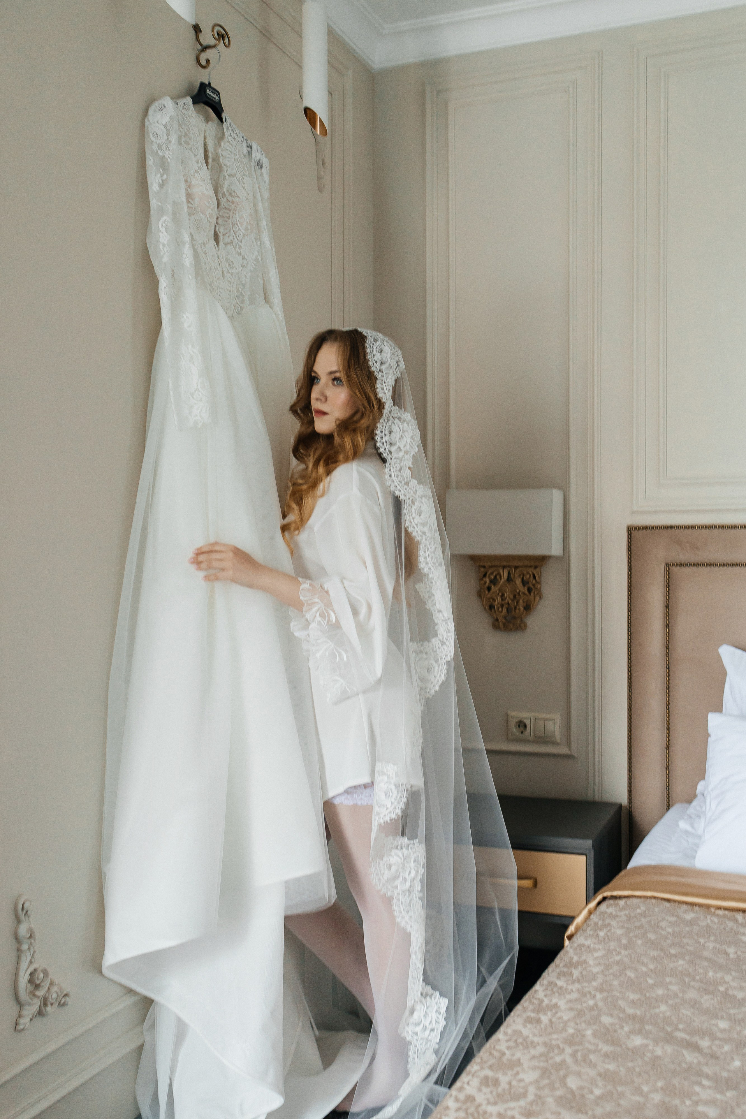 Роскошное утро пары в номере отеля. Олег Сверчков | Свадебный фотограф Вологда