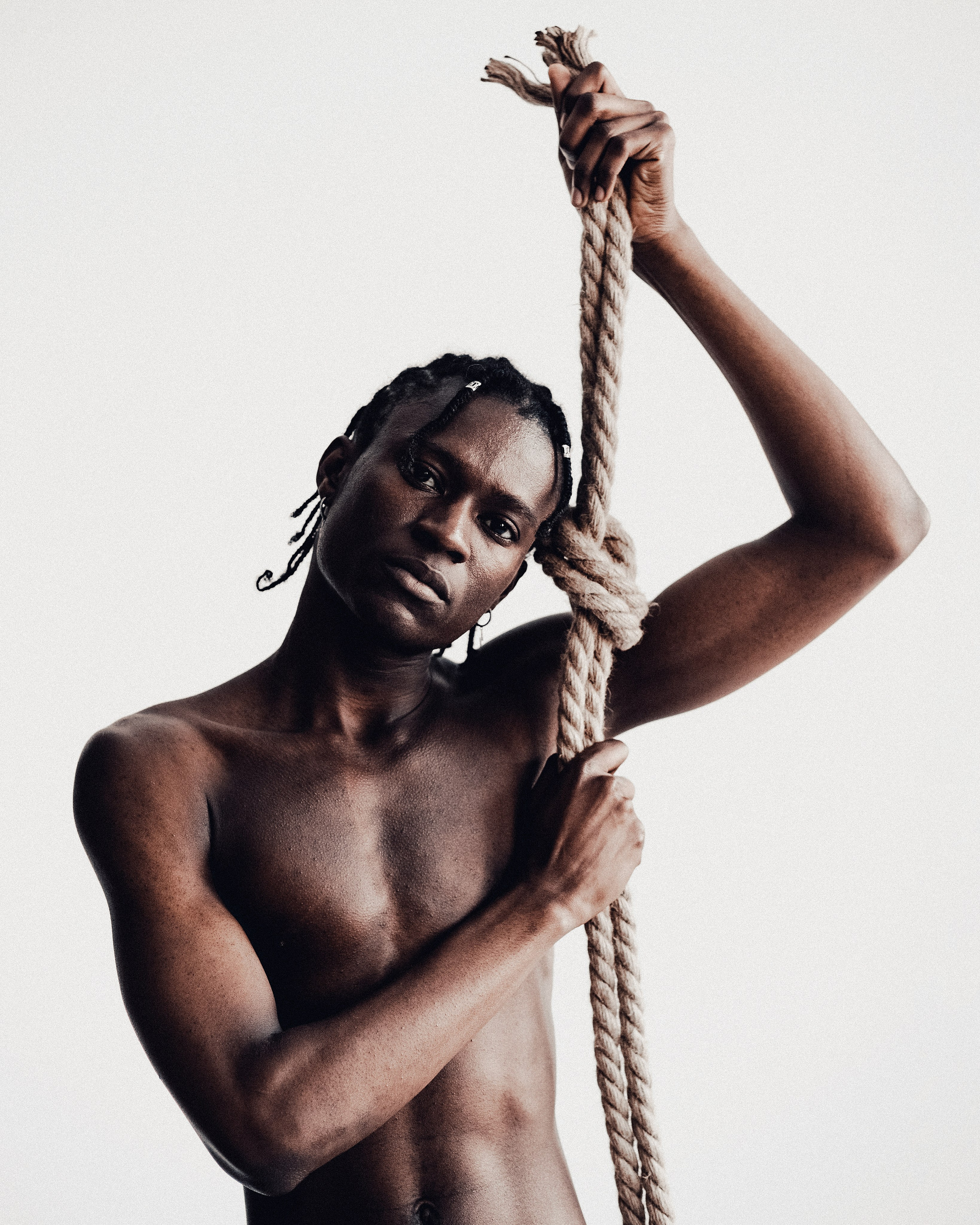 темнокожий мужчина позирует с веревкой, творчество в фотостудии с веревкой Казань