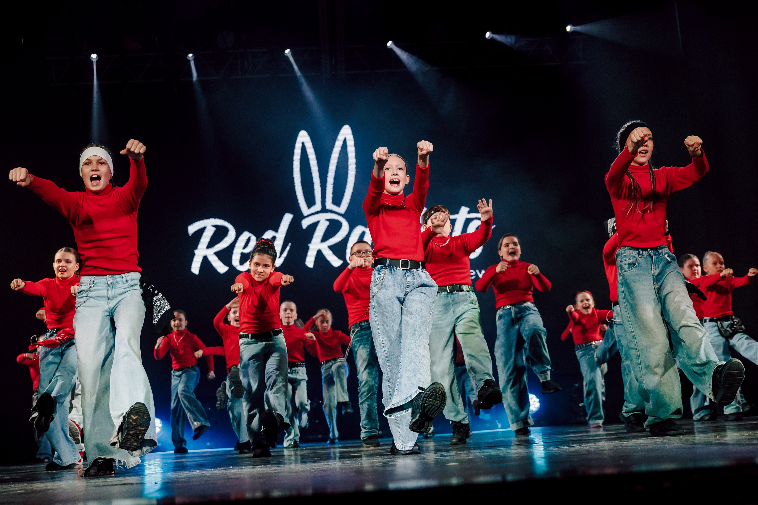 Отчётный концерт танцевальной школы «Red Rabbits» 2025. Лёшка Варзегов — фотограф