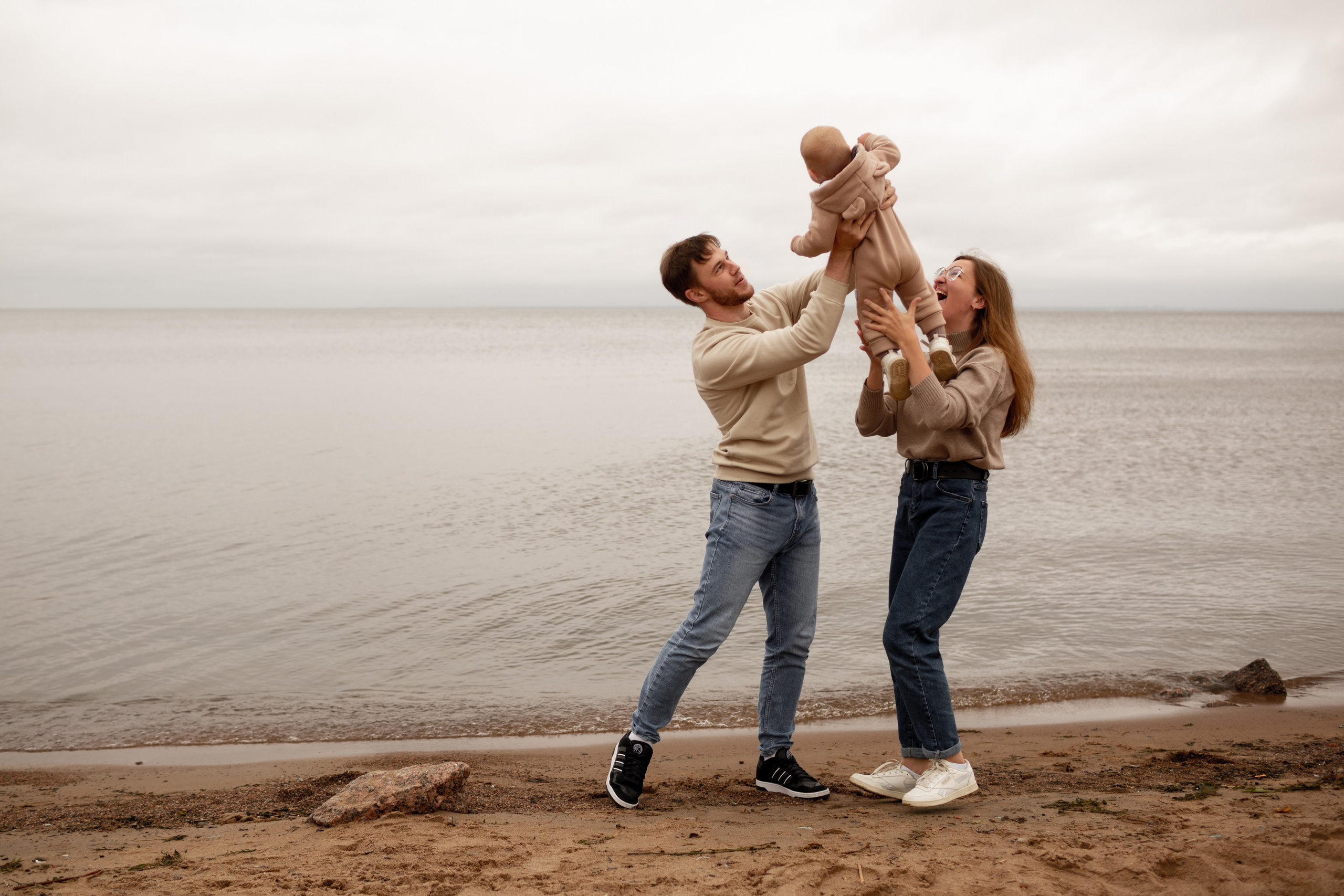 Семейная фотопрогулка на пляже. Свадебный фотограф Кирилл Белый