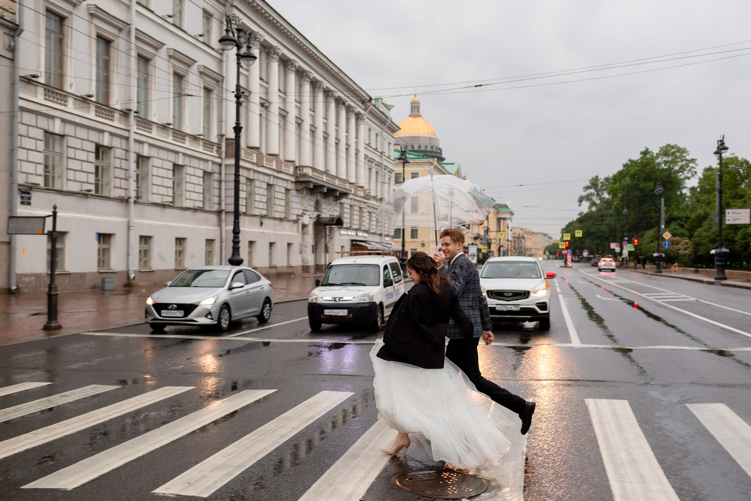 Прогулка молодожёнов по пешеходному переходу