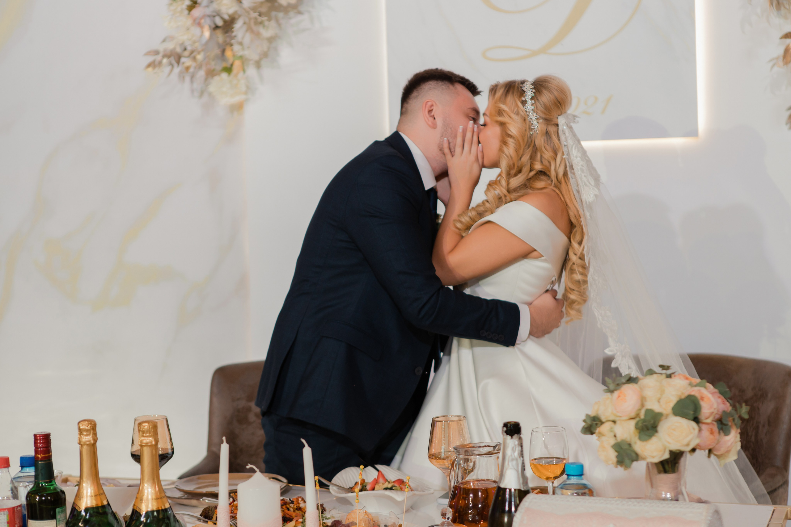 Юрий и Кристина. Видеосъемка и фотосъемка свадеб. Фотограф и оператор на свадьбу. Видеосъемка подкастов, собственная видео-фотостудии. Предметная фотосъемка