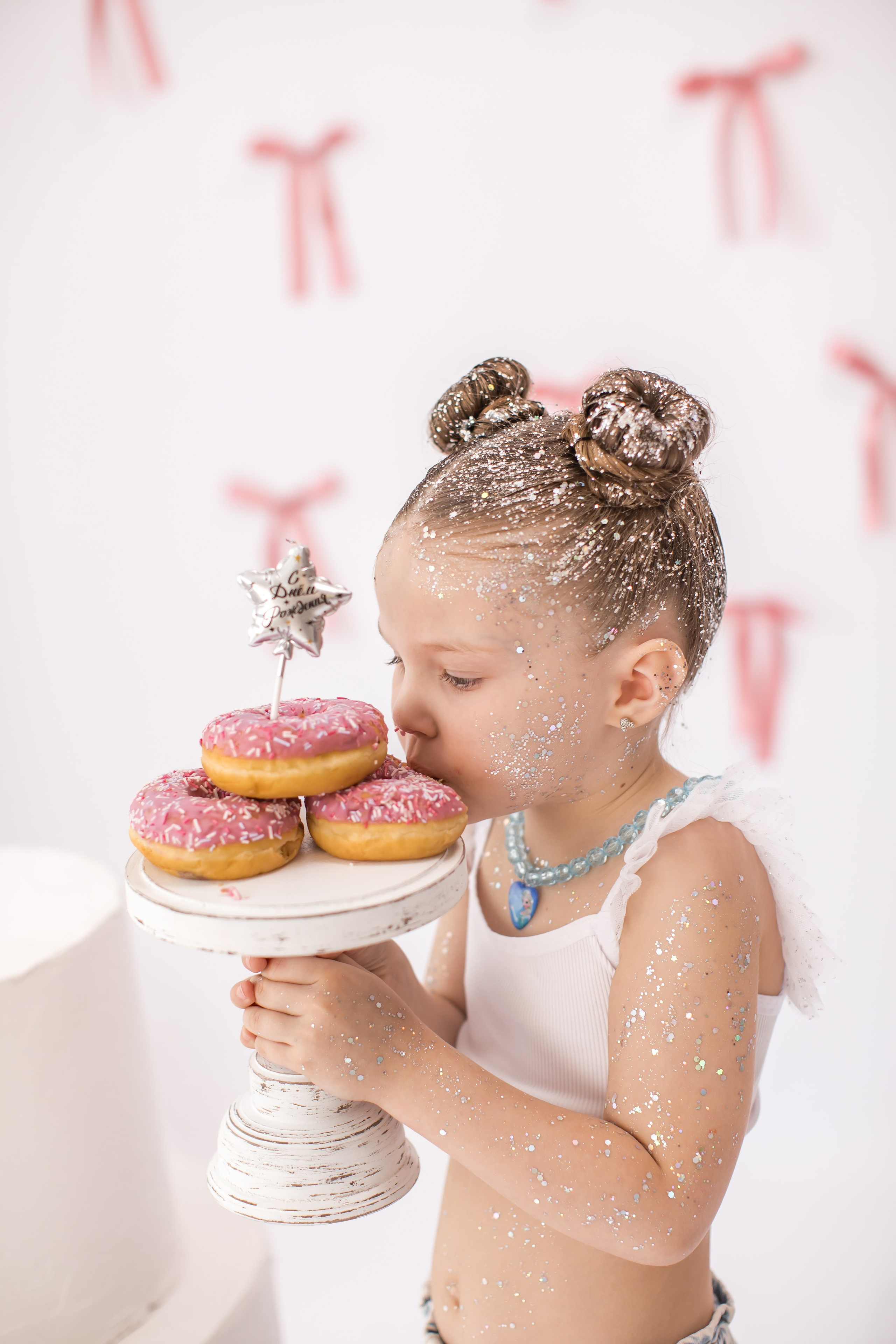 День рождение от 4 до 18 лет (на белом фоне). Детский семейный фотограф на первый годик город Новосибирск Дымова Светлана пакеты всё включено 1-3 года