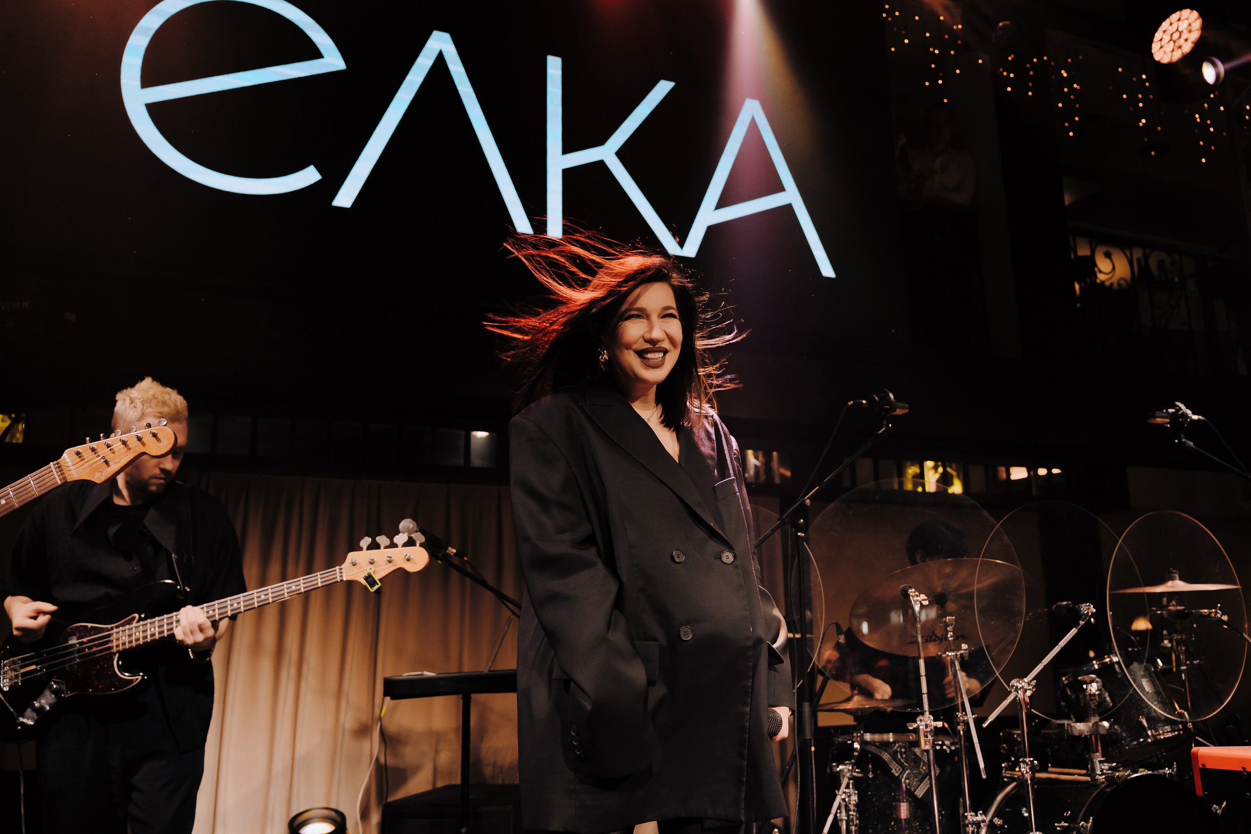 20 ЛЕТ МЕГАПОЛИС ЧЕЛЯБИНСК ХЕДЛАЙНЕР ЕЛКА. Репортажный фотограф Зуев Роман г. Челябинск