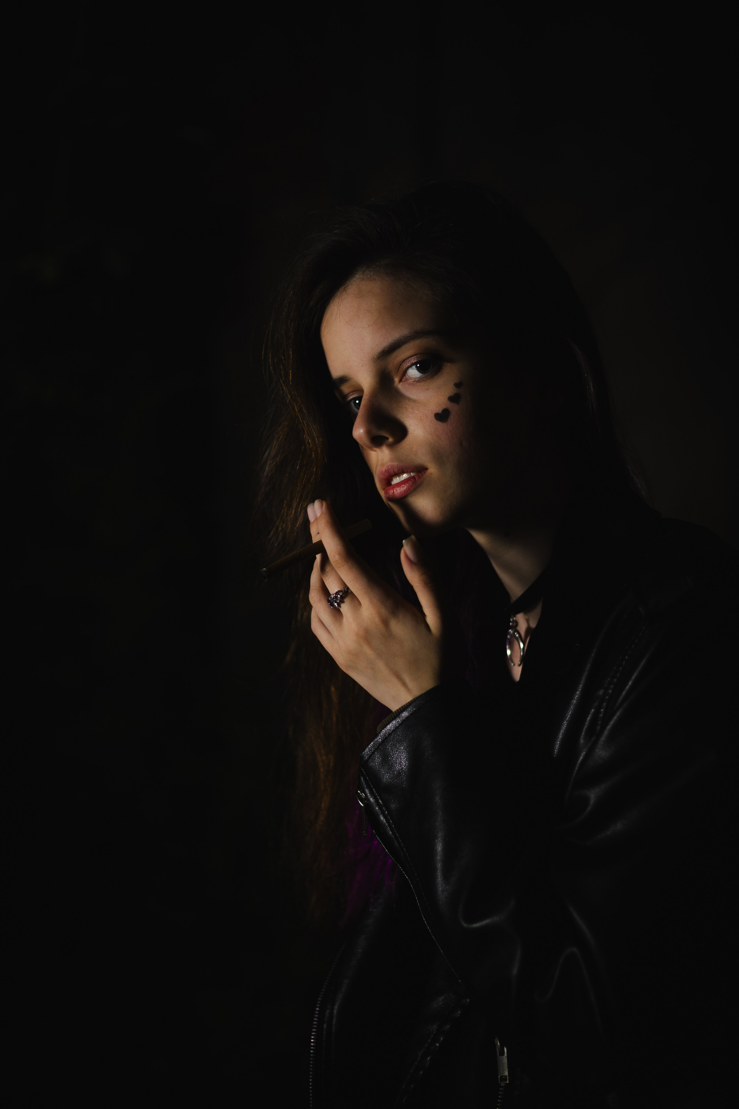 Модель: Лидия Леймон. Фотограф - Николай Мокрицкий. Импровизионаня фотосессия, в заброшенном здании. Креативная ночная фотосессия. Молодая девушка в образе неформалки. Темные волосы с фиолетовой прядью, полосатые чулки, ботинки. Зажигалка, кровь, горящий факел, огонь – атмосферное заброшенноге здания. Факел, Девушка, молодая девушка, Альтушка, Фотосеесия, Подросток, Крашенные волосы, Сигарета, Кровь, Позировка, Потрет