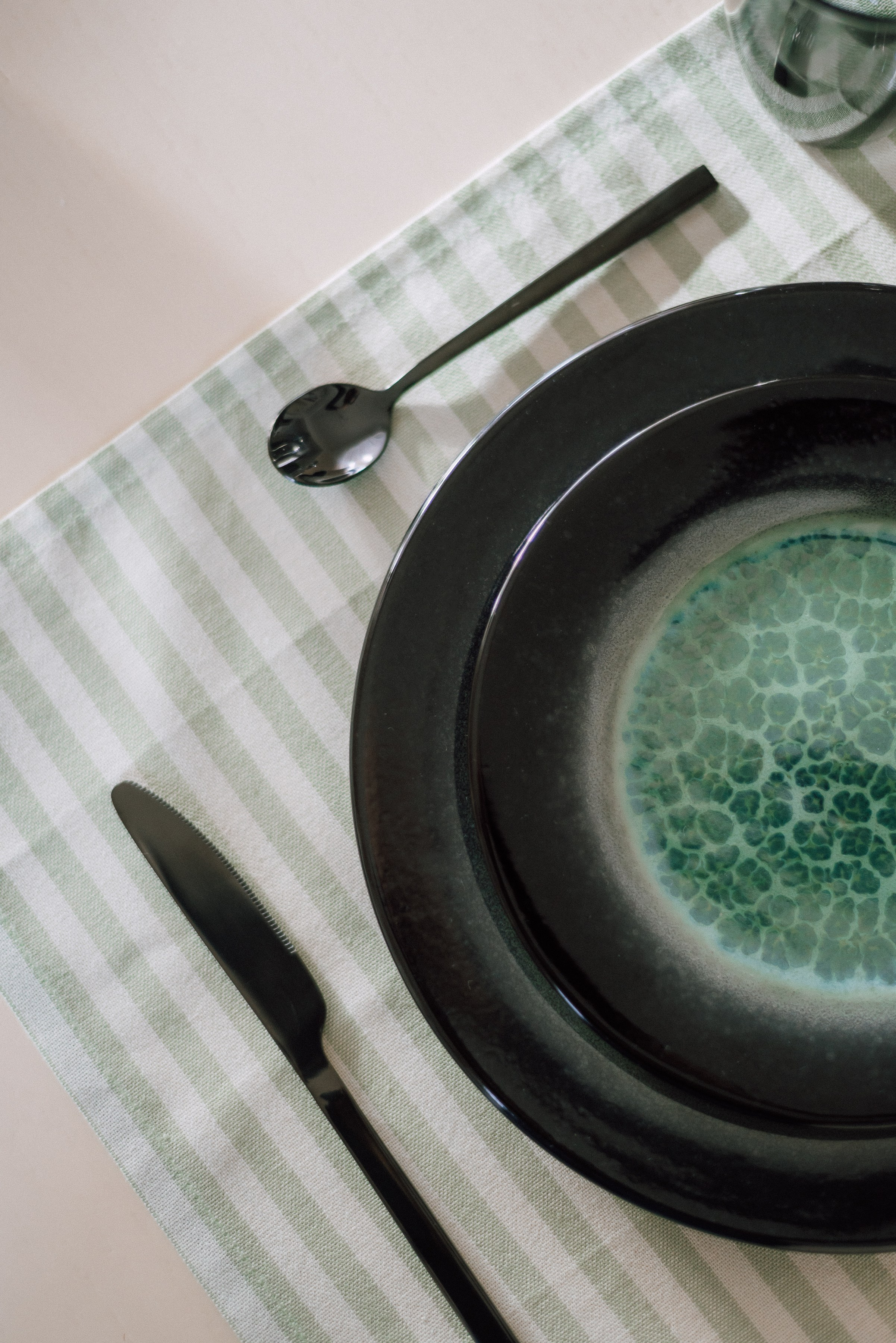 сервировка стола в зеленой гамме