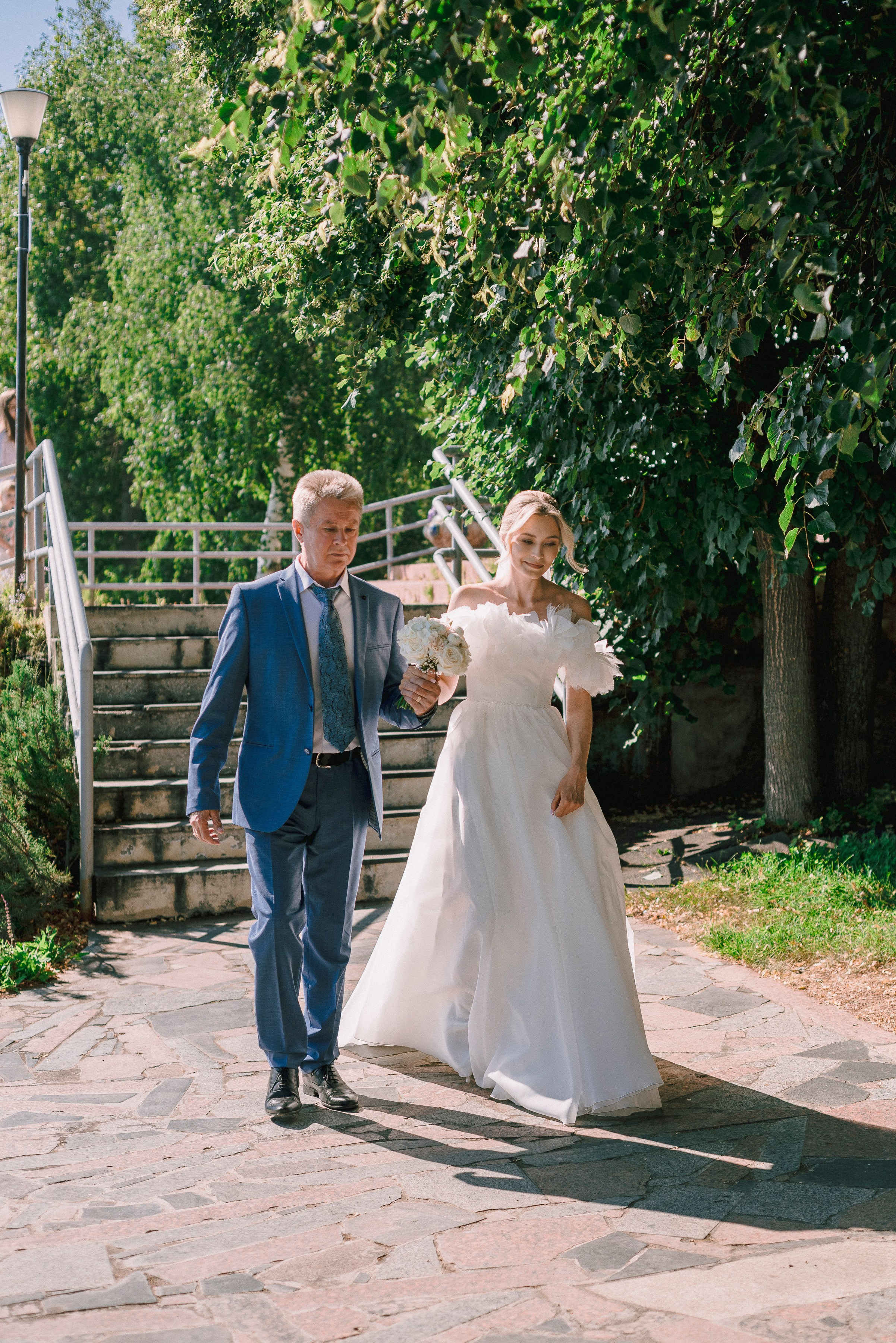 Папа ведет дочь к жениху на церемонии