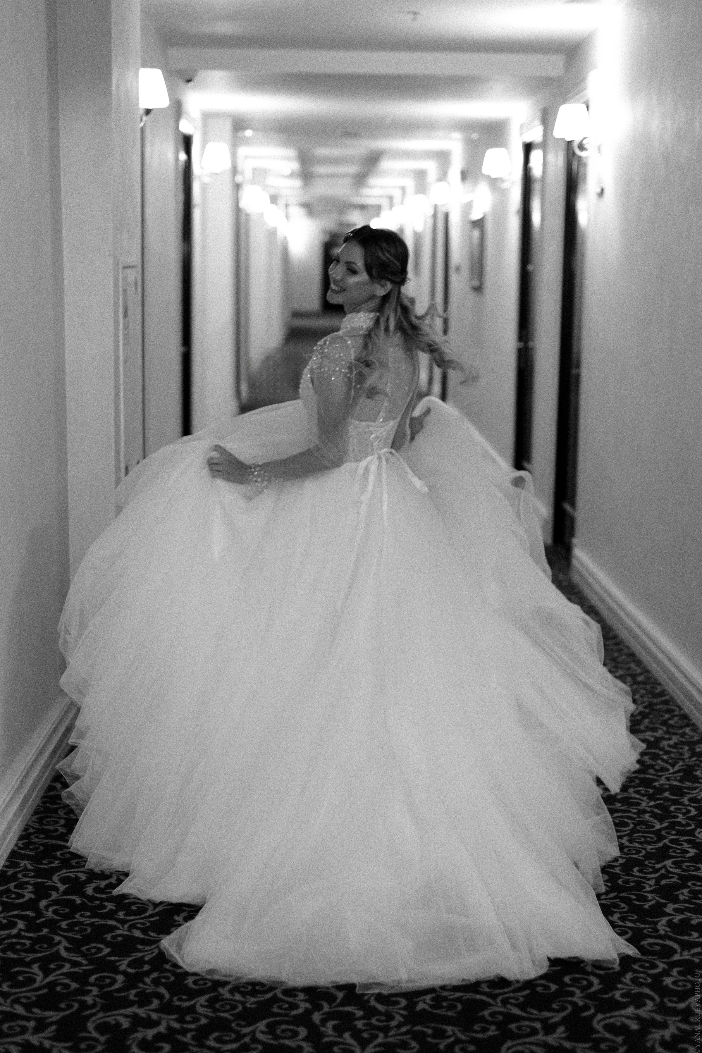 невеста бежит по коридору отеля