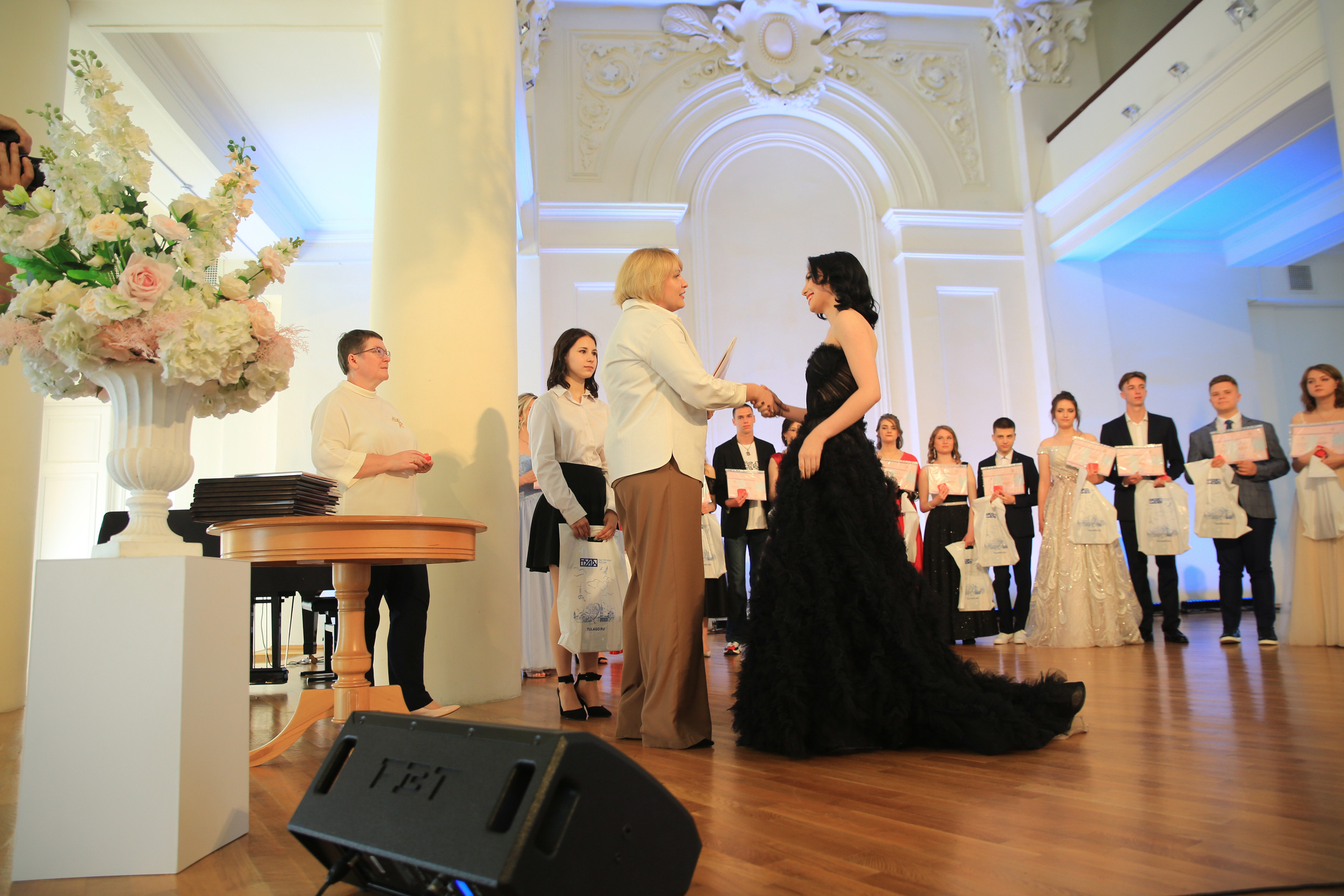 Вручение аттестатов 11 гимназия. Школьный фотограф в Туле Светлана Привезенцева